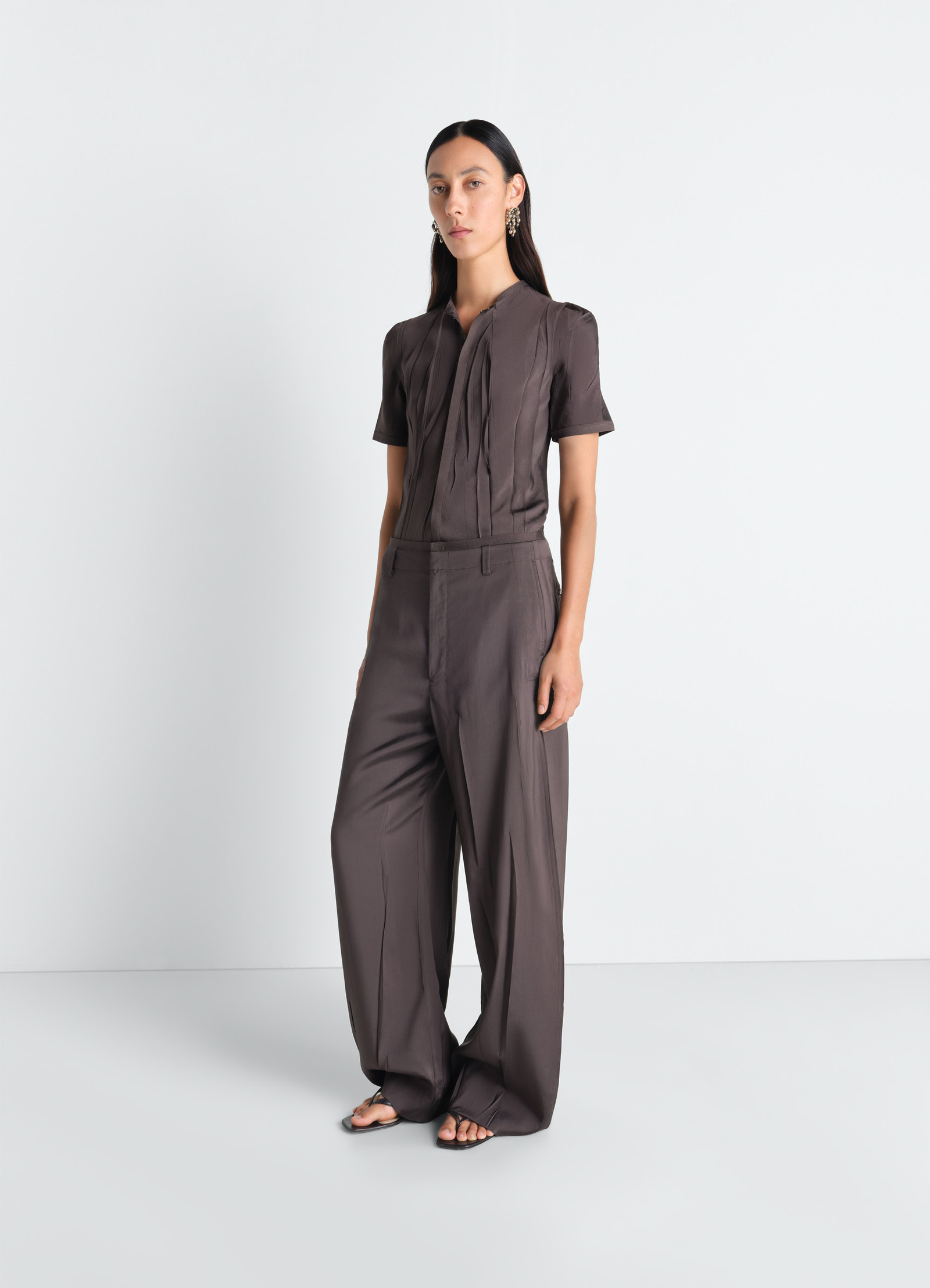 Creased fitted shirt in poly viscose twill, model shot, three-quarter view short sleeve, fitted cut