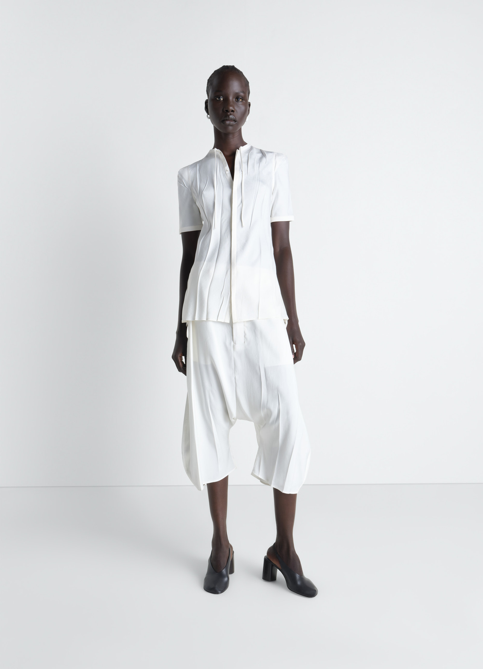 Creased fitted shirt in poly viscose twill, model shot, front full view irregular pleats short sleeves