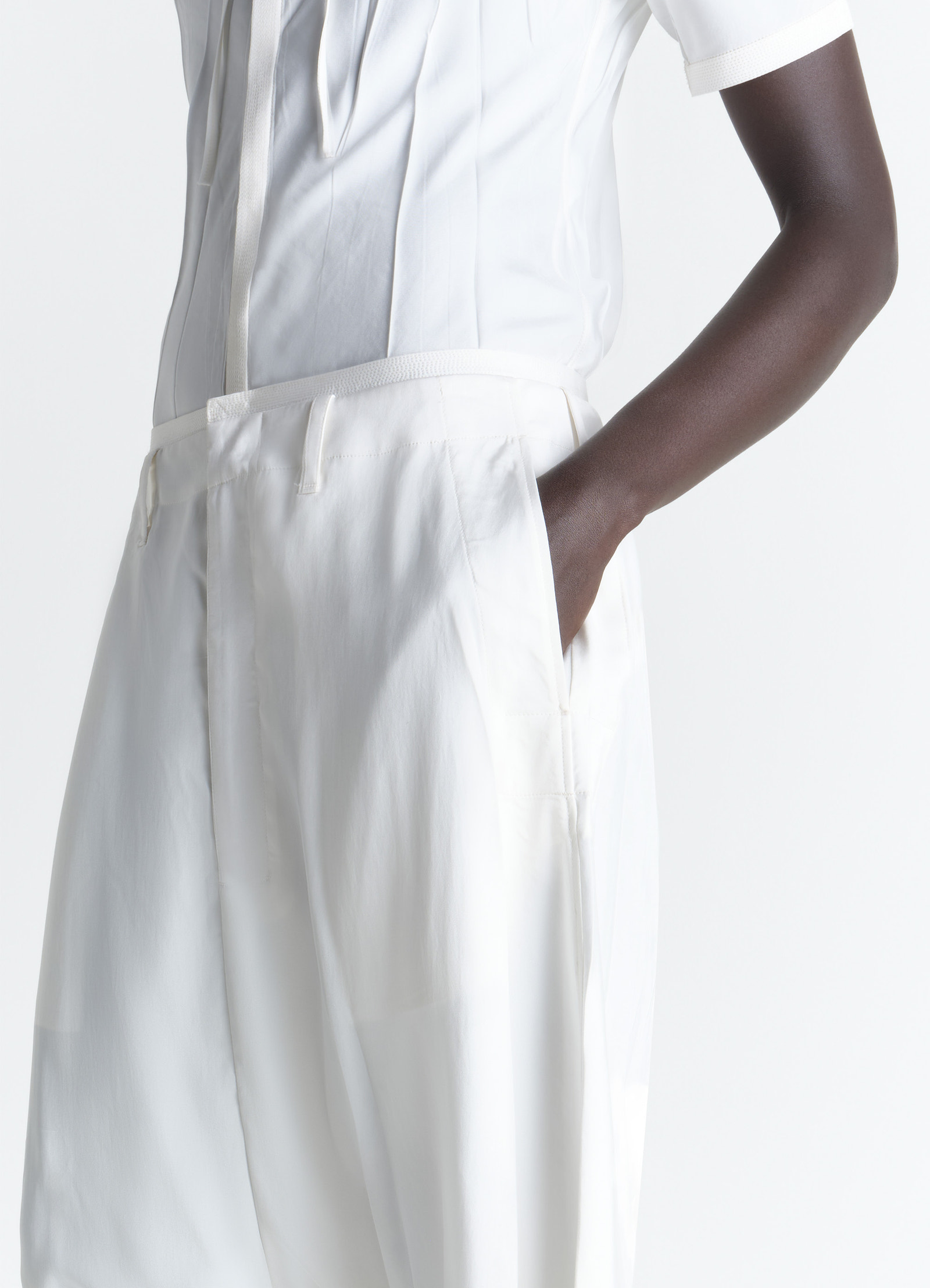 Creased fitted shirt in poly viscose twill, model shot, close-up side view creased fitted, short sleeves