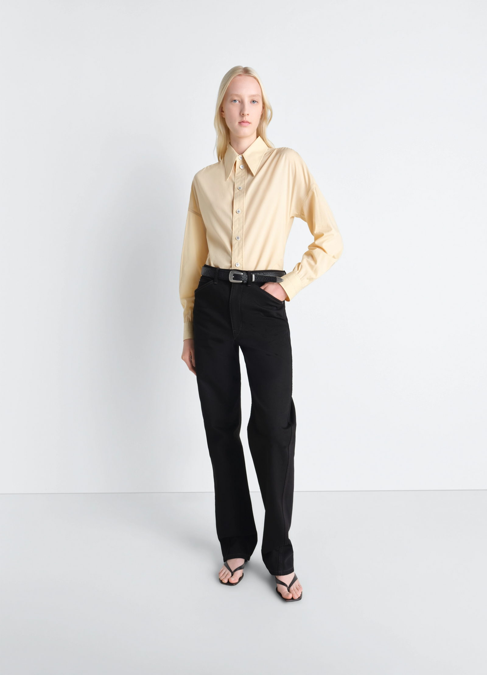 Soft pointed collar shirt in washed cotton muslin