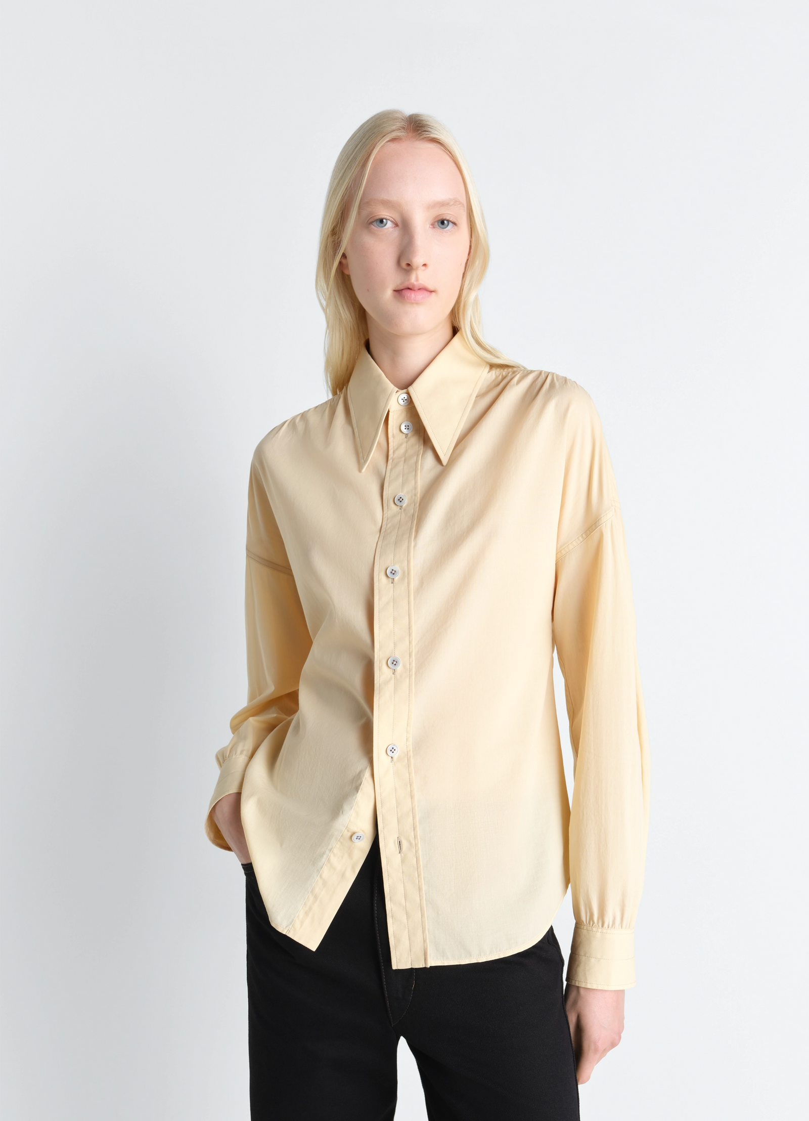 Soft pointed collar shirt in washed cotton muslin