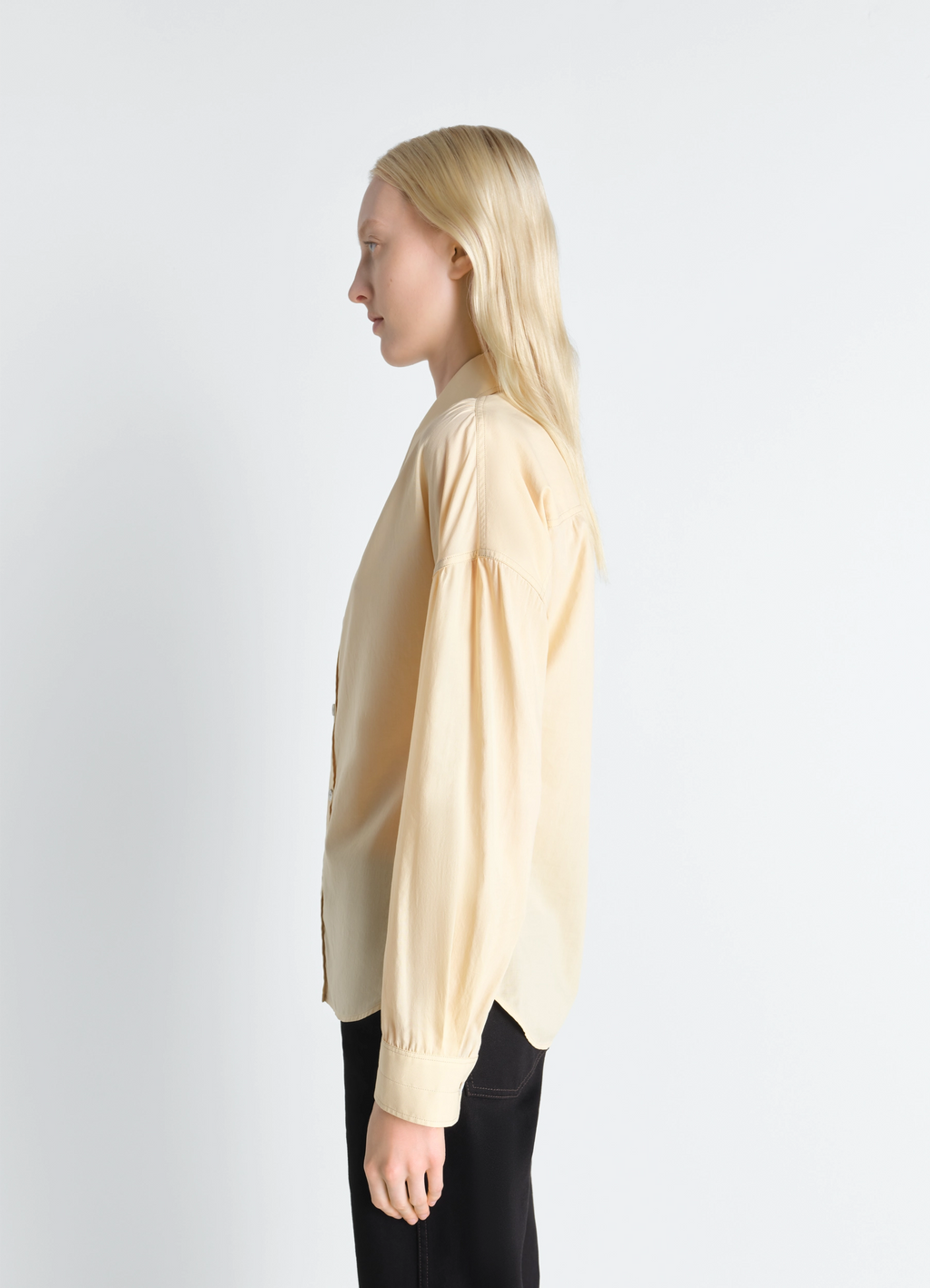 Soft pointed collar shirt in washed cotton muslin