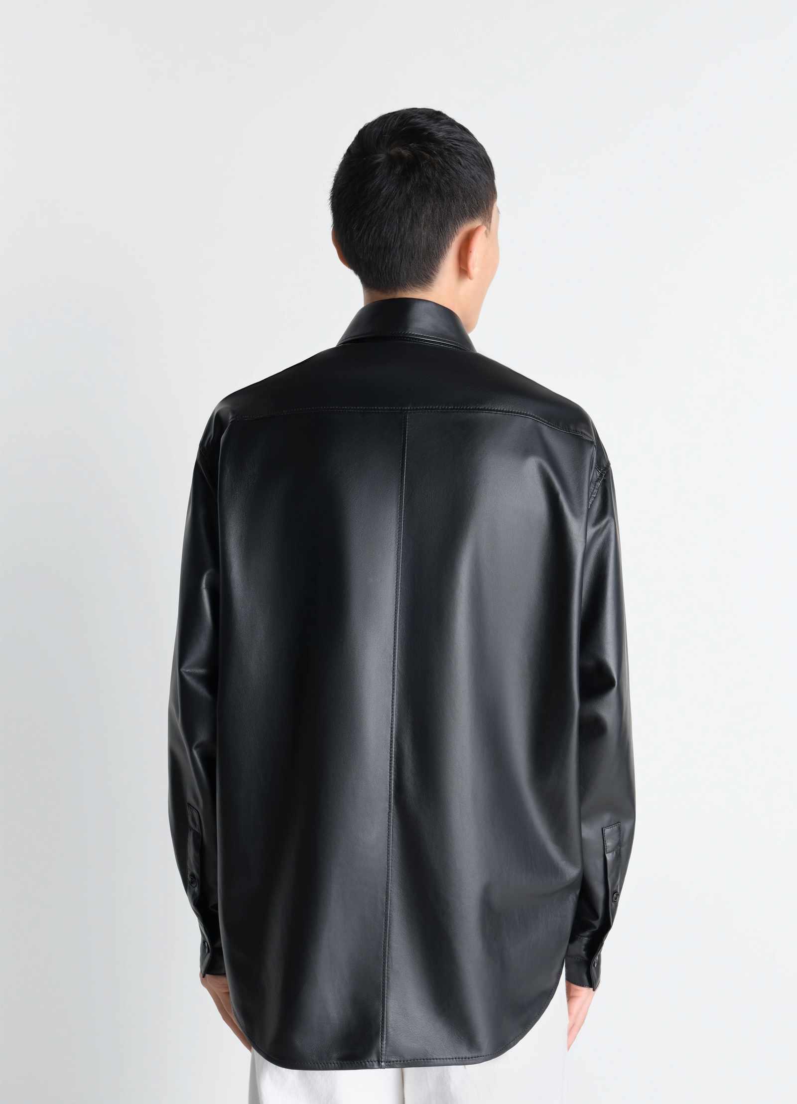 Overshirt in light nappa lamb in black lamb nappa leather, model shot, back view upper body straight hemline design