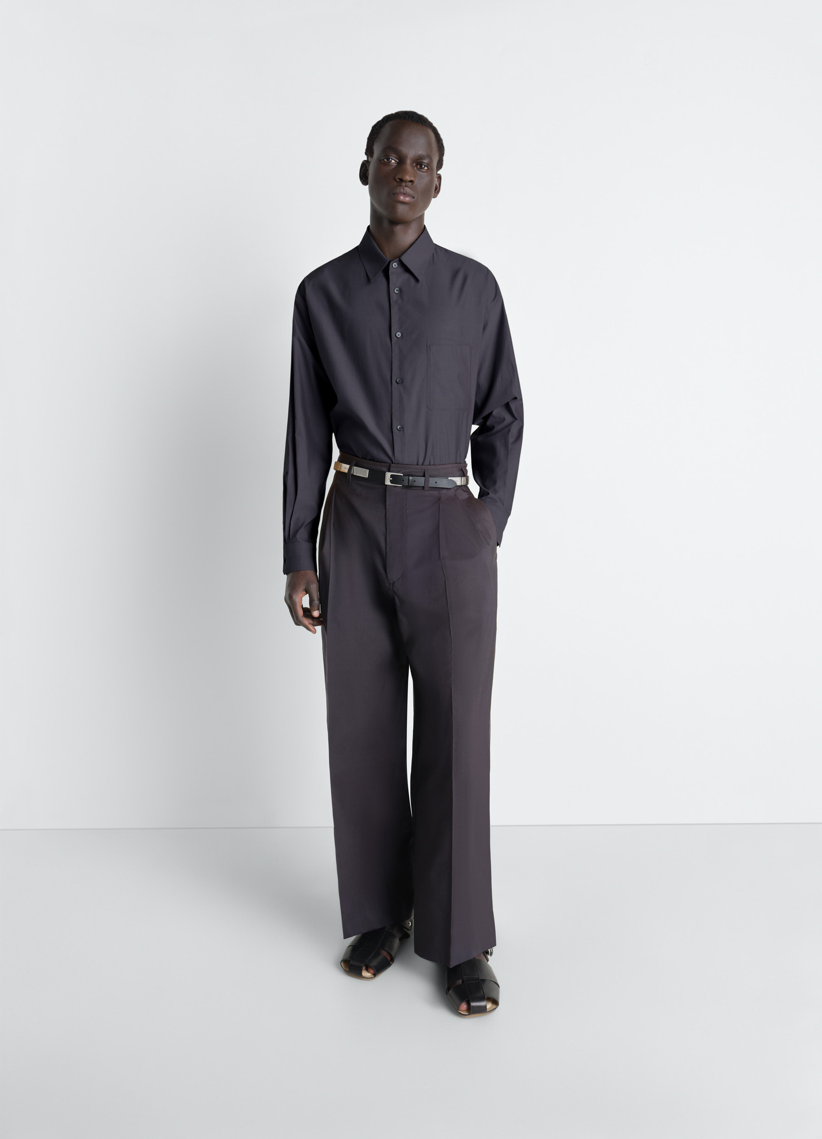 Regular shirt in washed cotton silk, model shot, three-quarter view straight collar, untucked