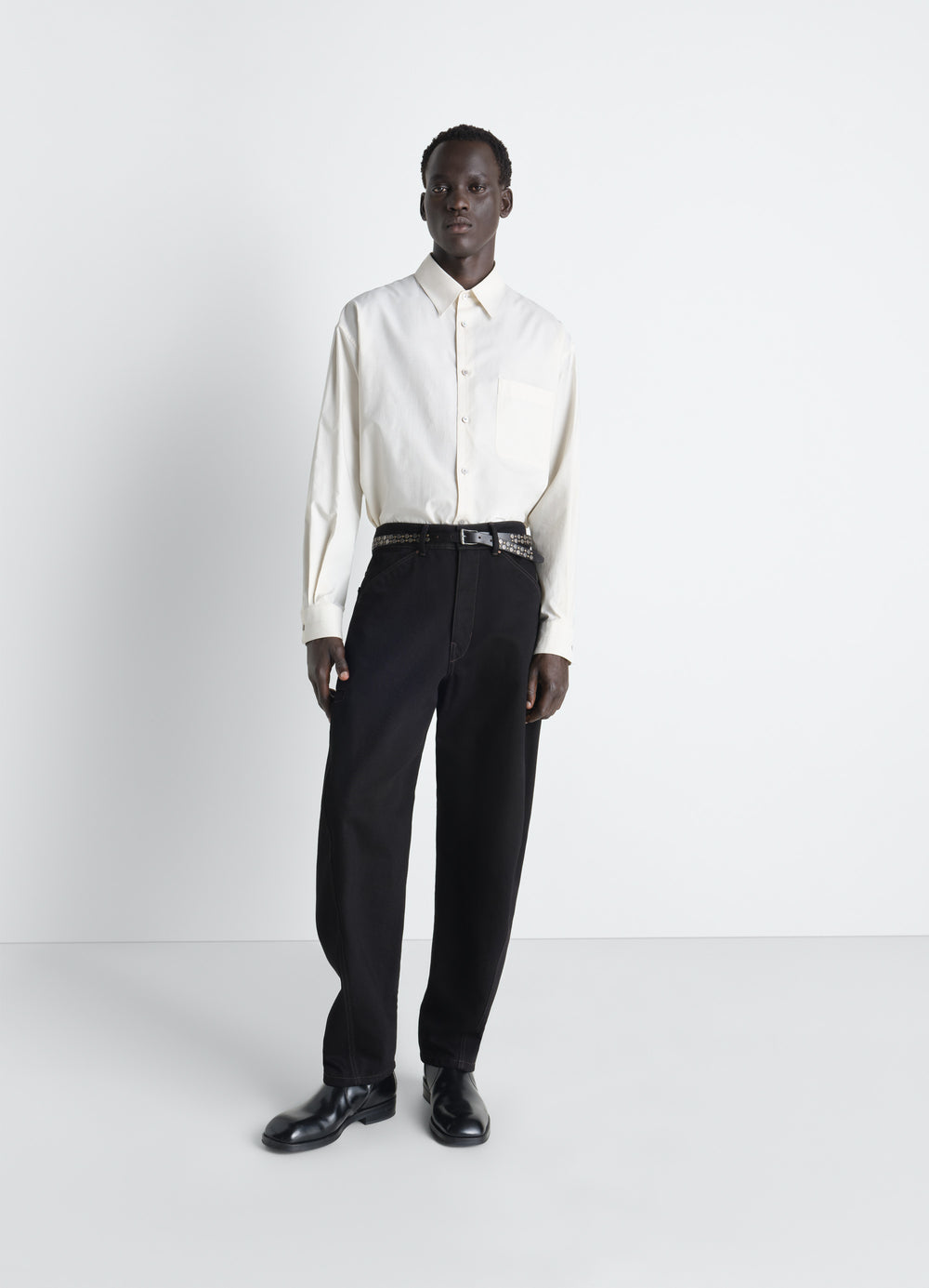 Regular Shirt in Washed Cotton Silk, model shot, side view loose fit square hem
