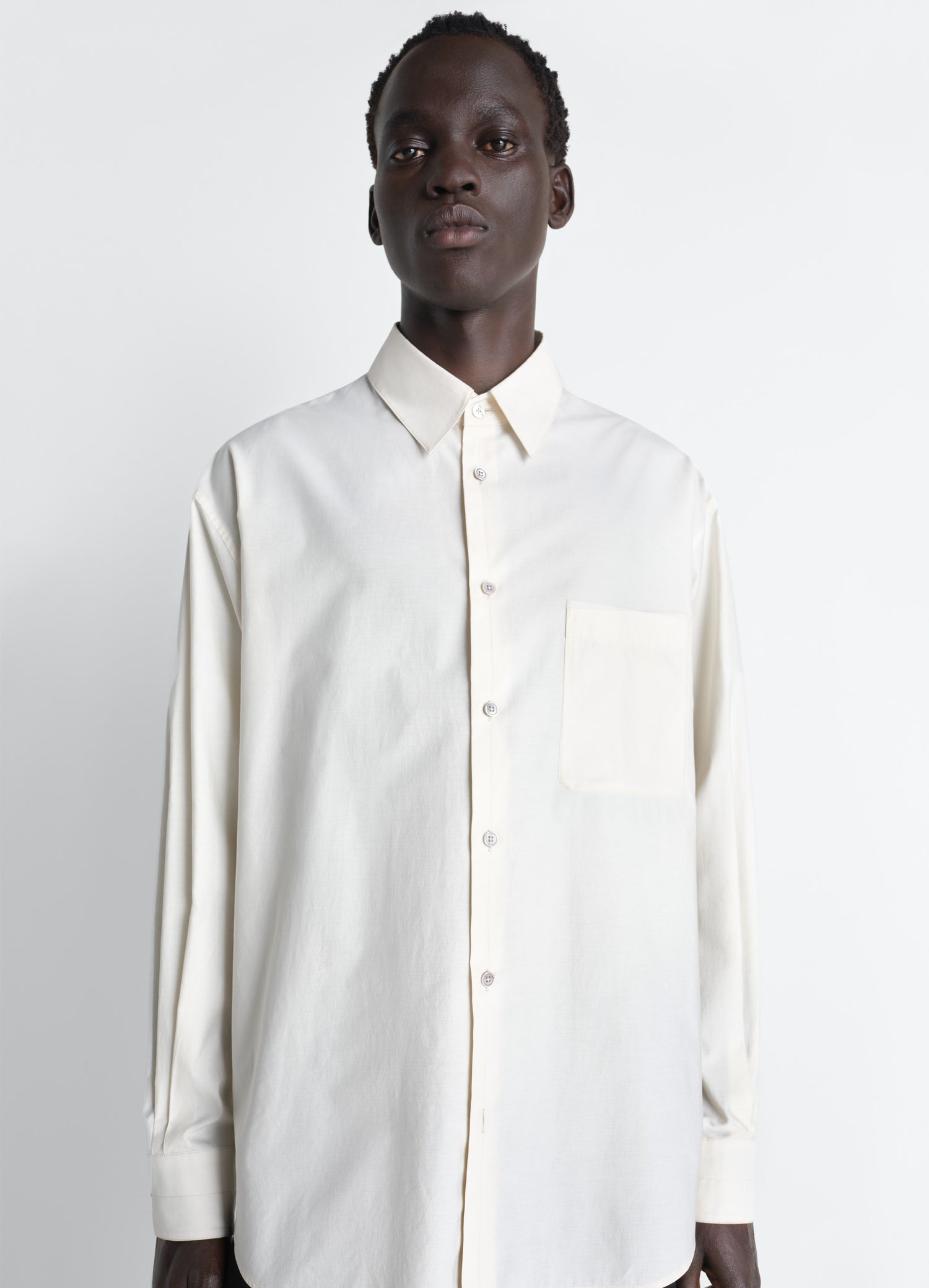 Regular Shirt in Washed Cotton Silk, model shot, Front view Classic fit, button-up
