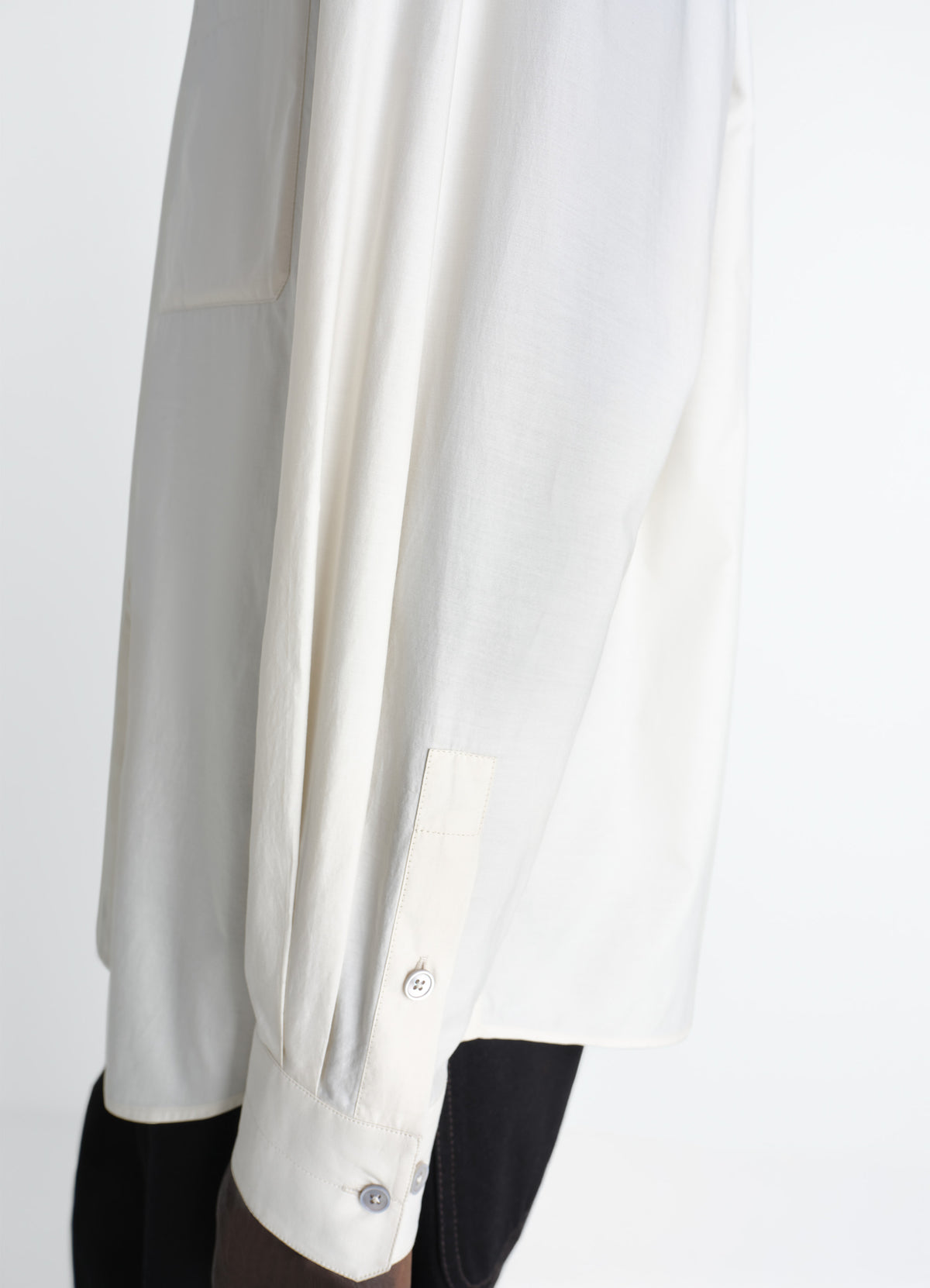 Regular Shirt in Washed Cotton Silk, model shot, Front view Classic fit, button-up