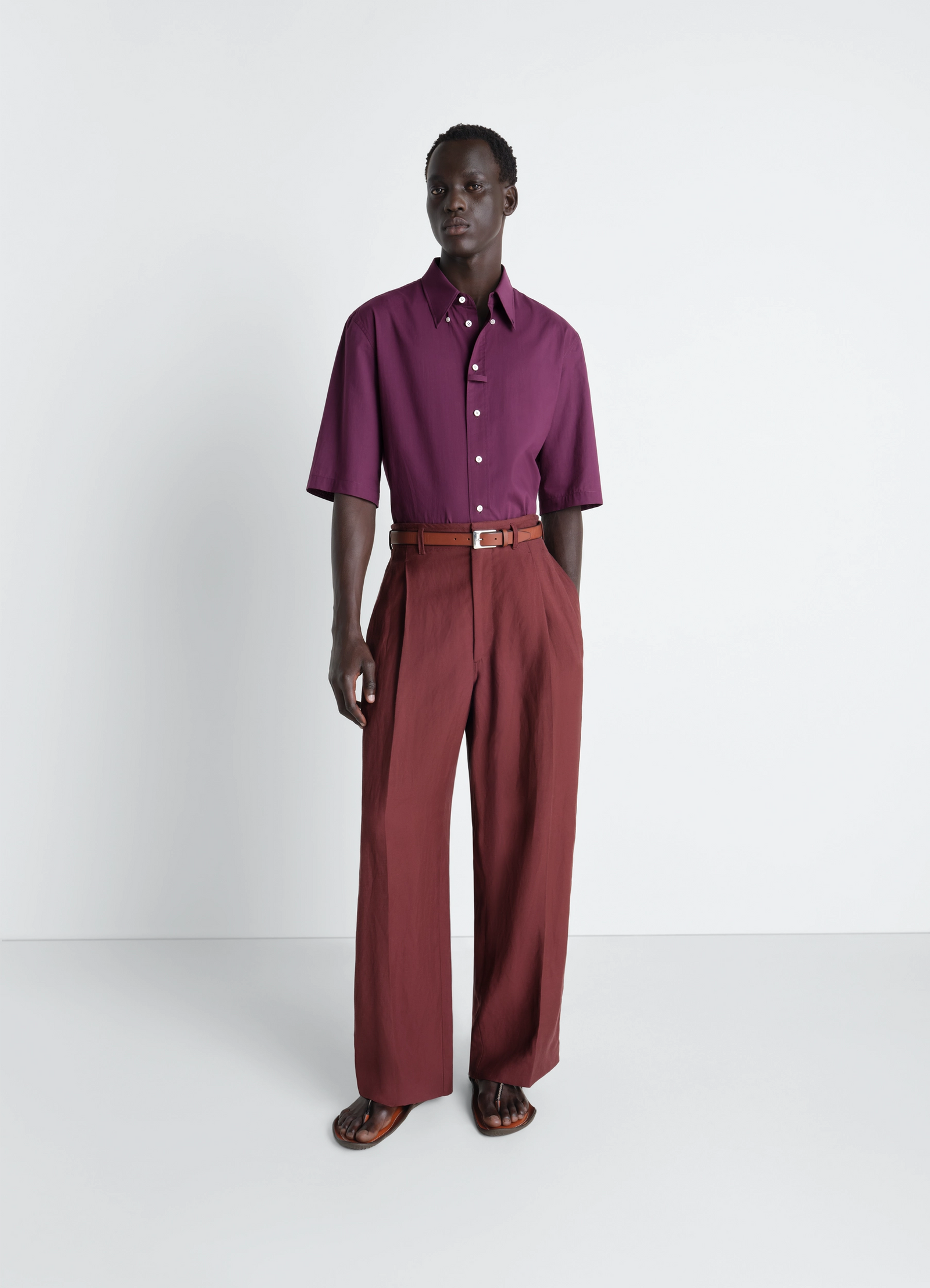 Short sleeve shirt in washed cotton in washed cotton muslin, model shot, side view short sleeve relaxed fit