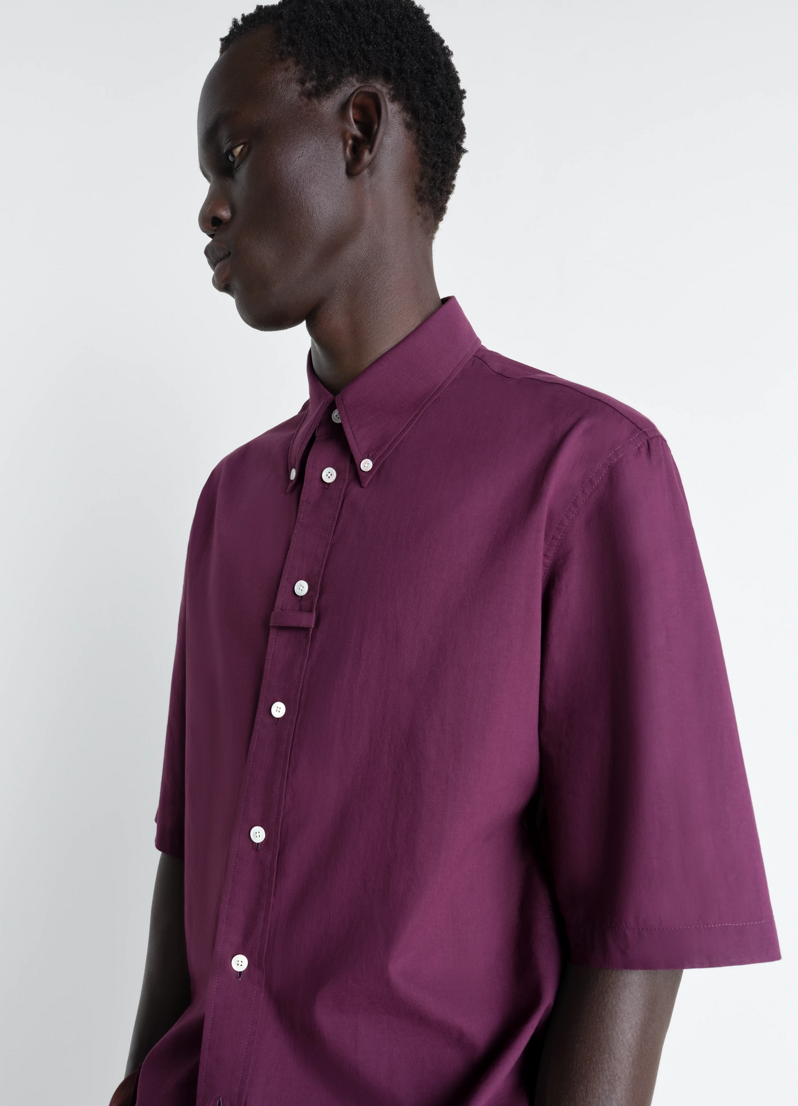 Short sleeve shirt in washed cotton in washed cotton muslin, model shot, close-up side view short sleeve, relaxed fit