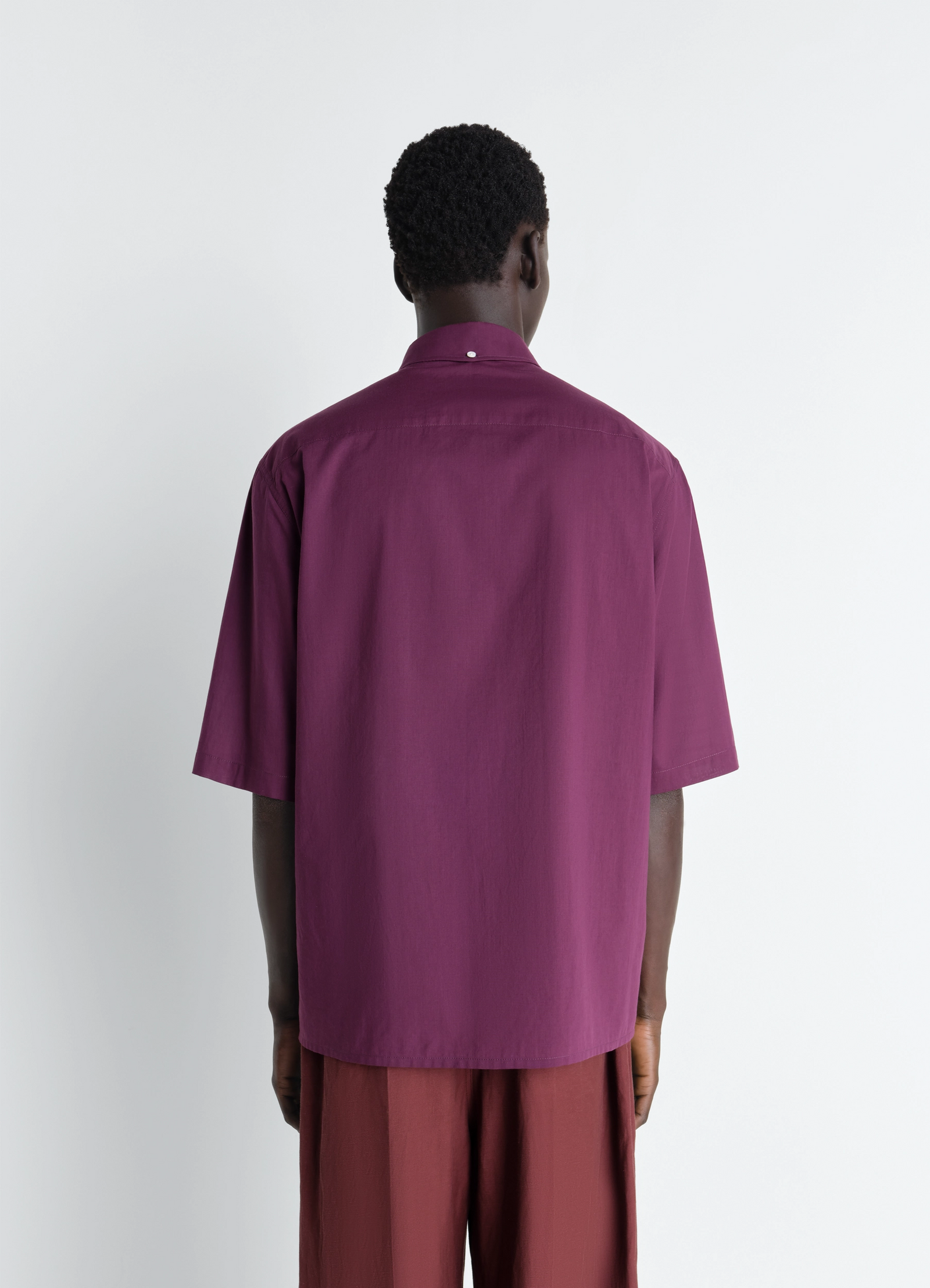 Short sleeve shirt in washed cotton in washed cotton muslin, model shot, back view loose fit