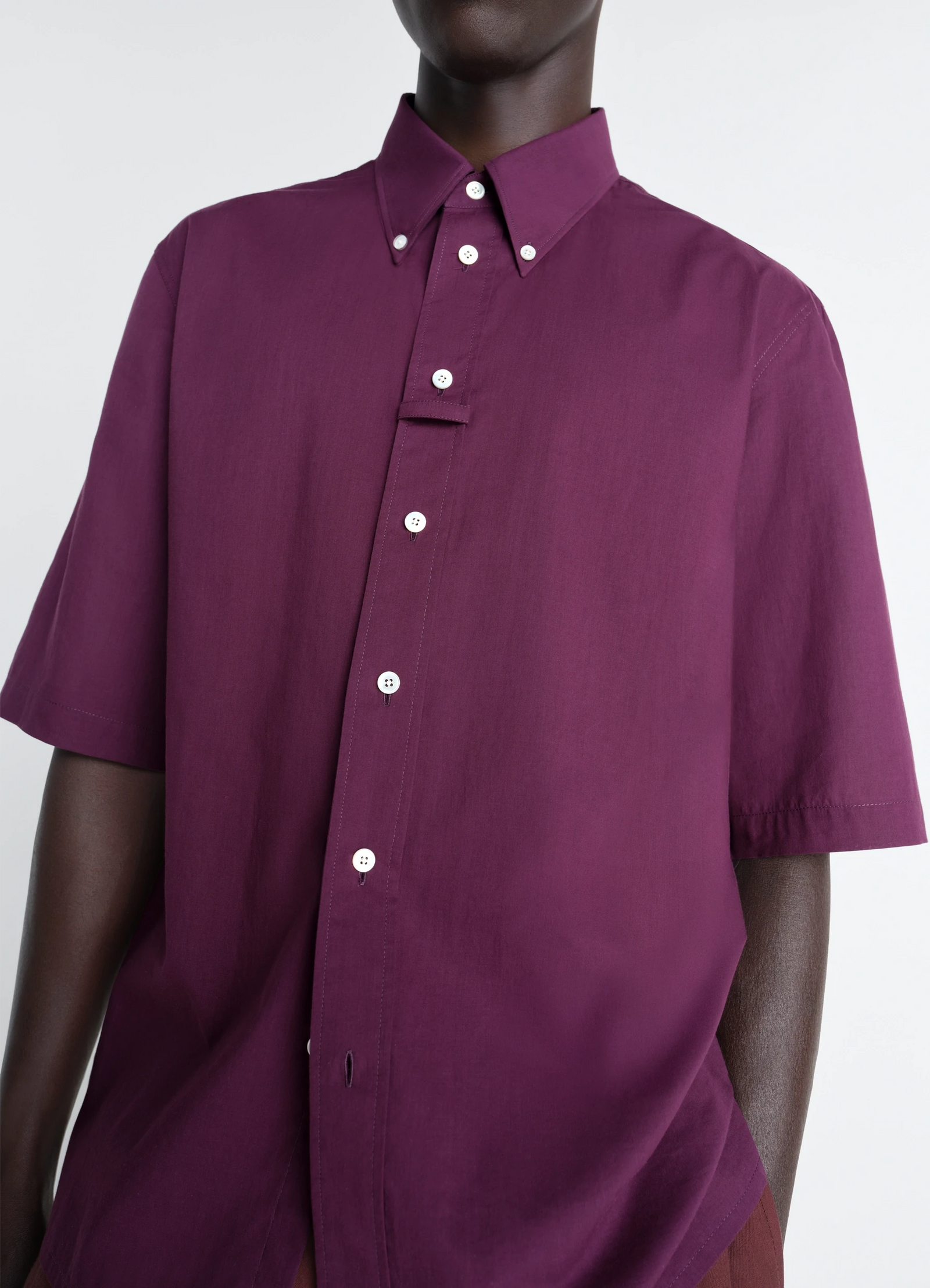 Short sleeve shirt in washed cotton in washed cotton muslin, model shot, close-up front view visible button placket