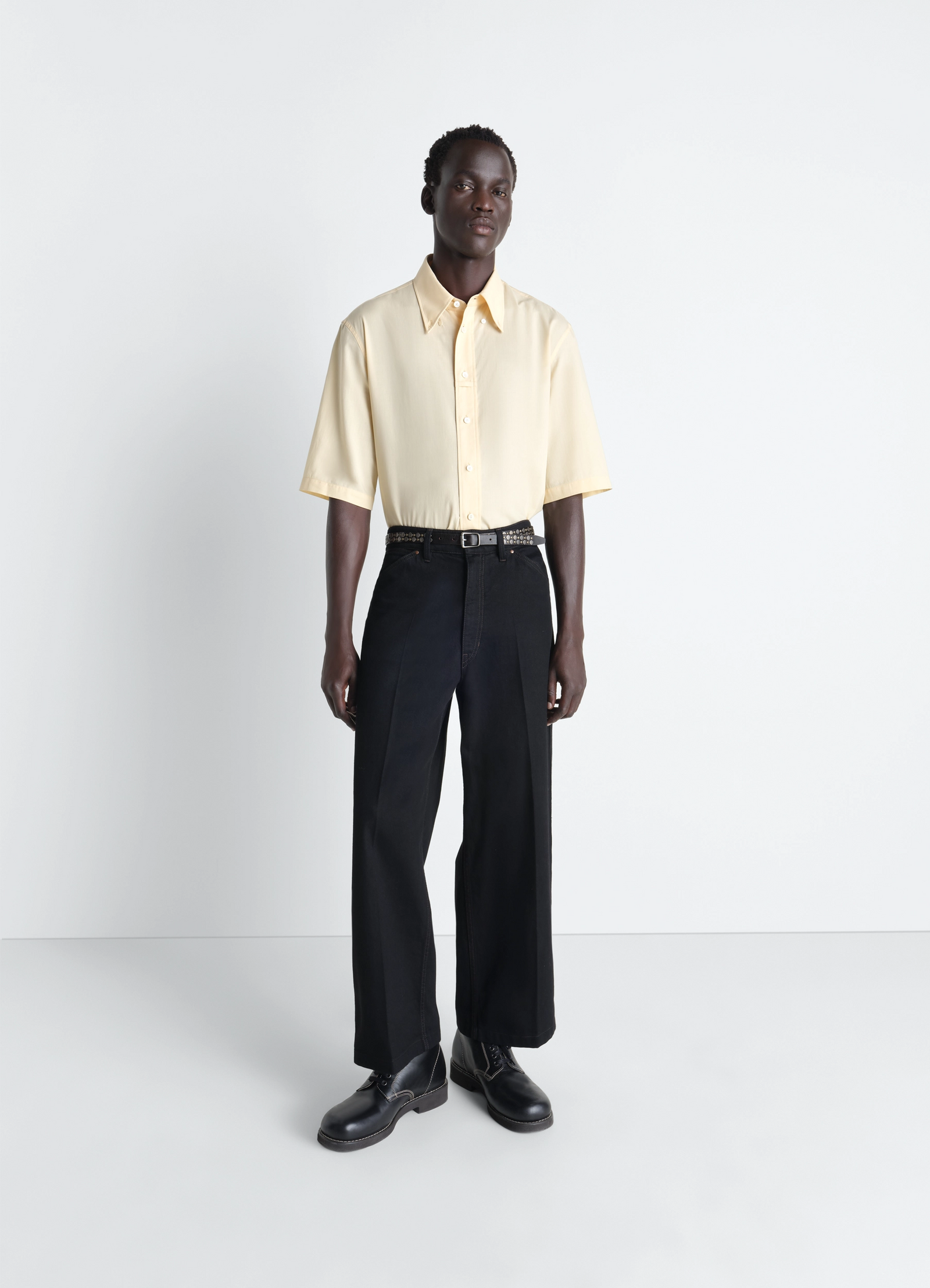 Short sleeve shirt in washed cotton muslin, model shot, three-quarter view straight hem, relaxed fit