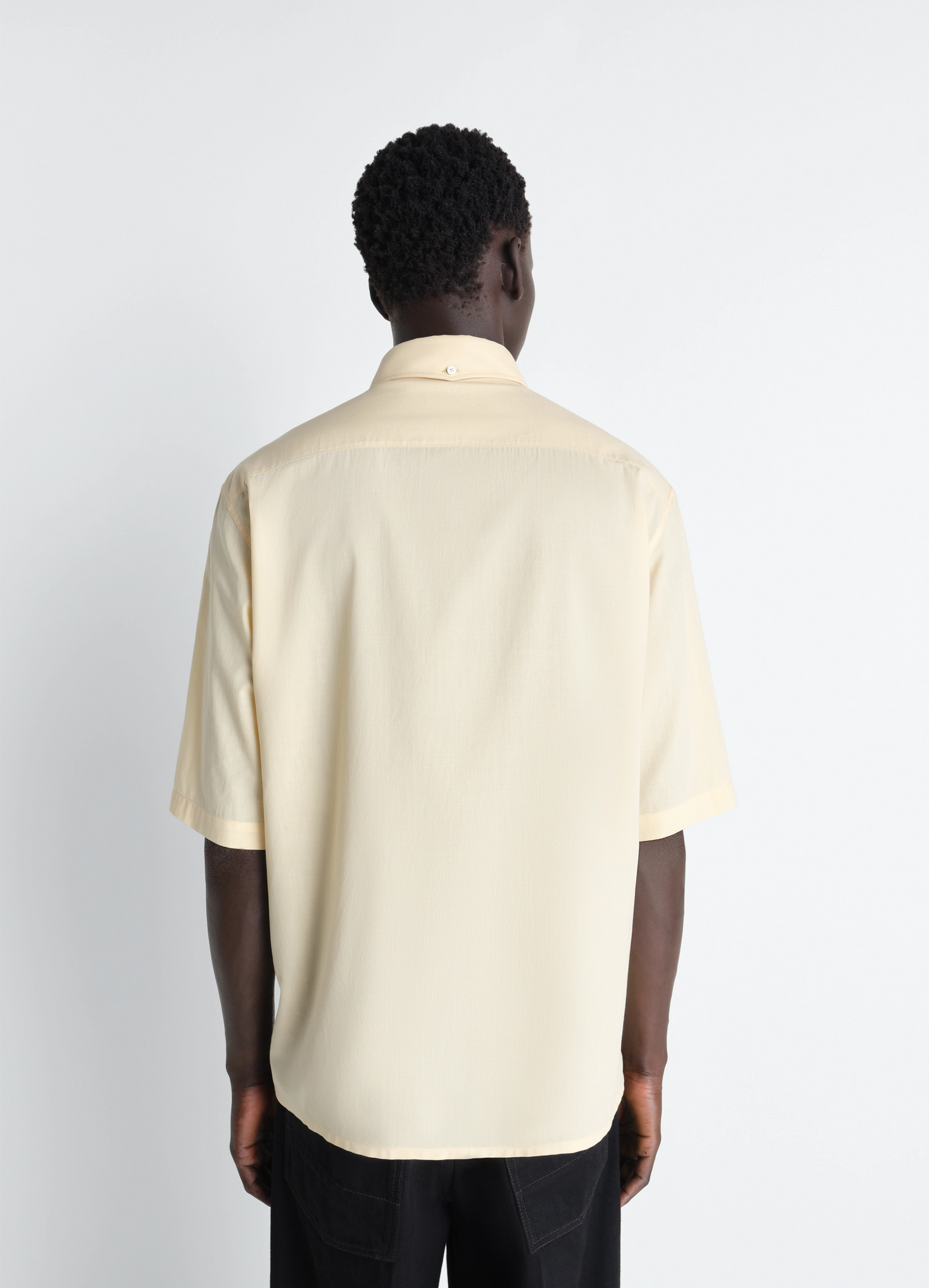Short sleeve shirt in washed cotton muslin, model shot, back view classic cut