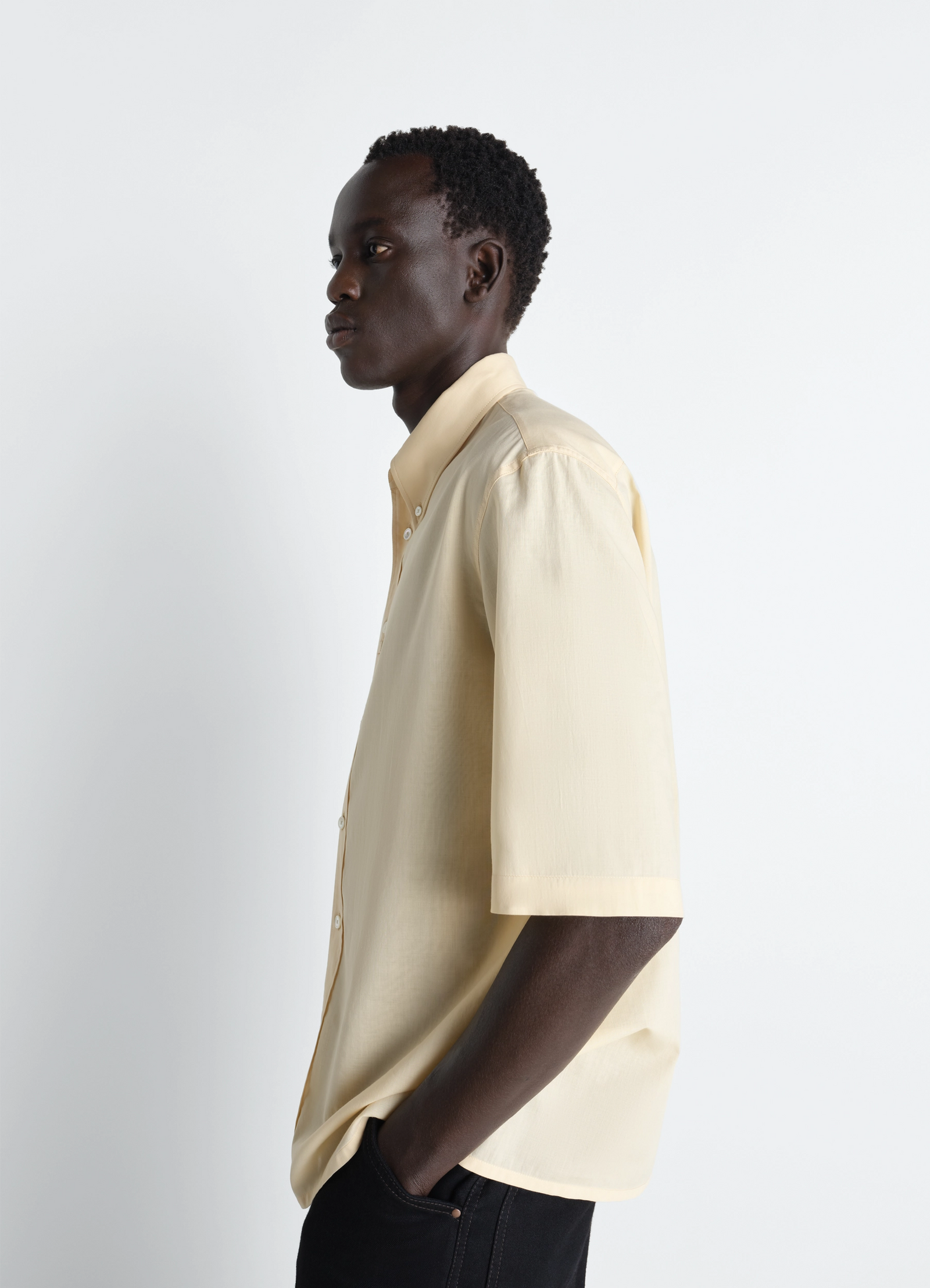 Short sleeve shirt in washed cotton muslin, model shot, side view half-sleeve casual fit