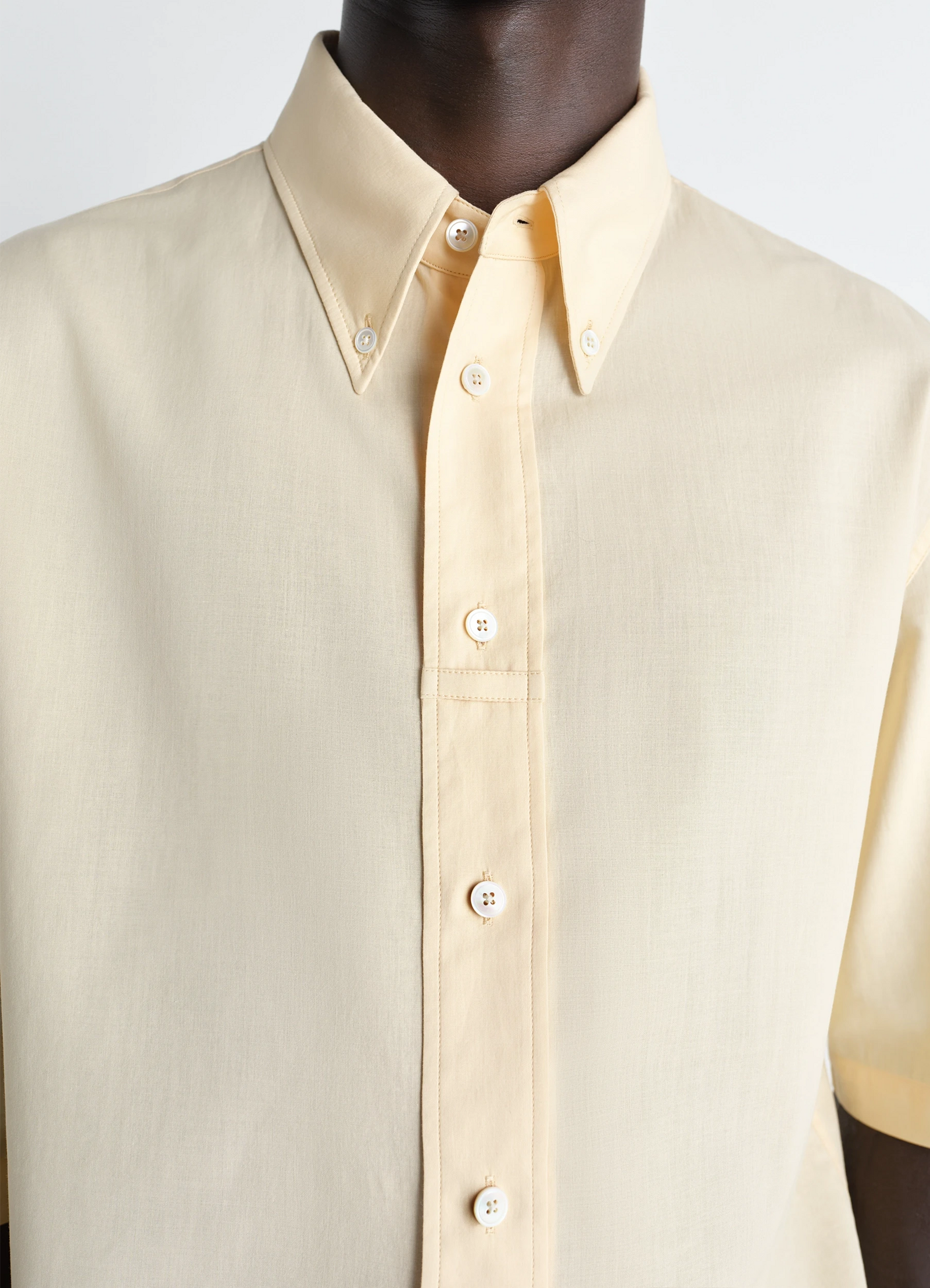 Short sleeve shirt in washed cotton muslin, model shot, detail shot button-down close-up