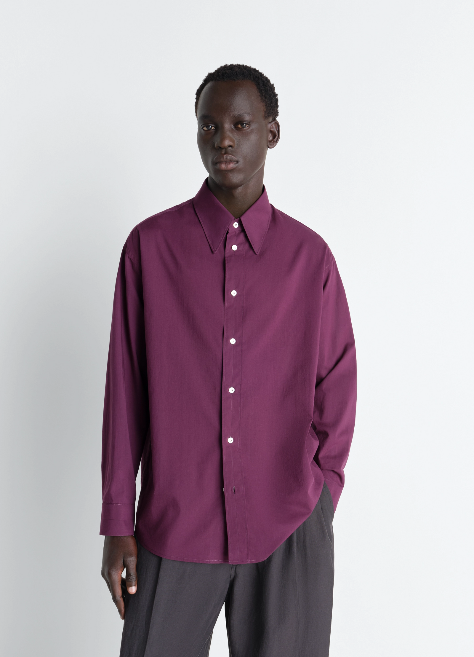 Soft shirt in washed cotton muslin in washed cotton muslin, model shot, front view classic cut, minimalist