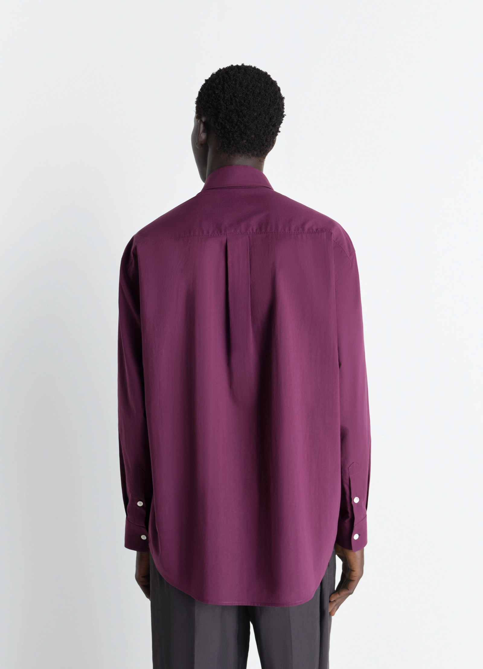 Soft shirt in washed cotton muslin in washed cotton muslin, model shot, back view pleated back detail