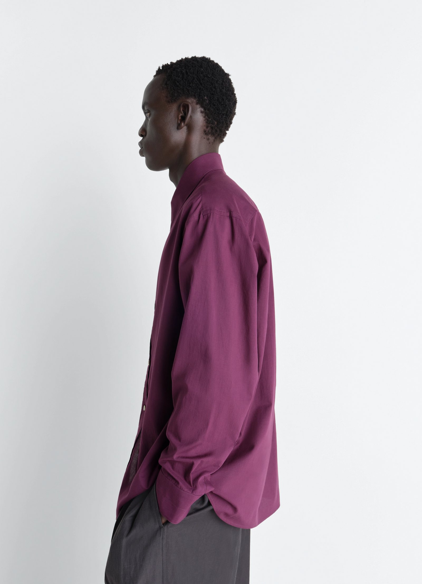 Soft shirt in washed cotton muslin in washed cotton muslin, model shot, side view relaxed fit with long sleeves