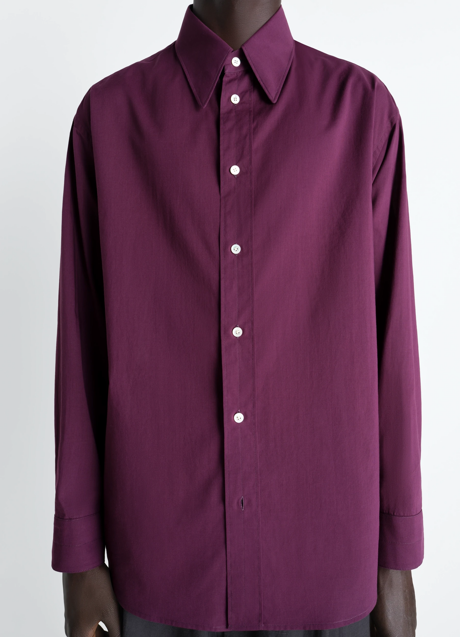 Soft shirt in washed cotton muslin in washed cotton muslin, model shot, close-up view buttoned down with long cuffs