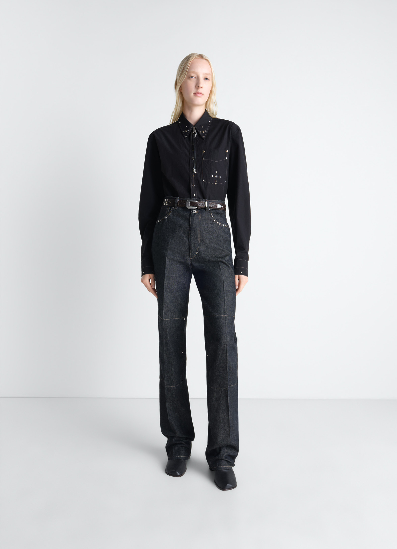 Fitted shirt with studs in black cotton crepe, model shot, three-quarter view buttoned collar