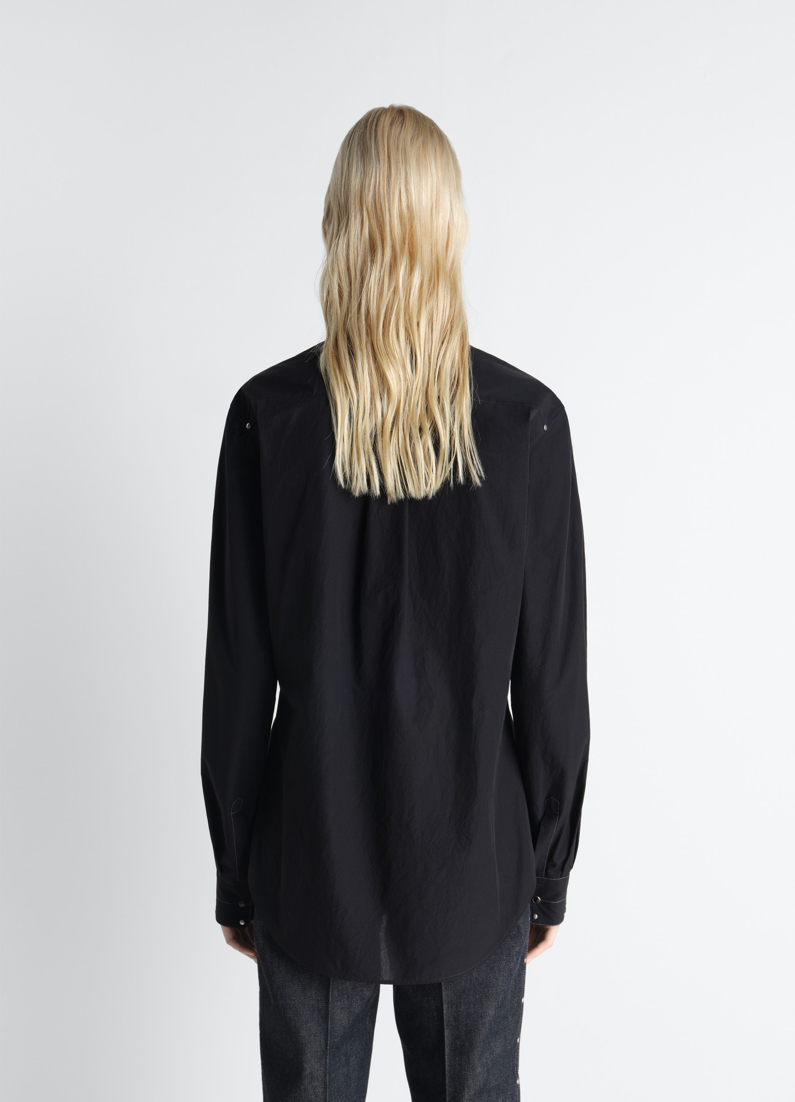 Fitted shirt with studs in black cotton crepe, model shot, back view straight hemline