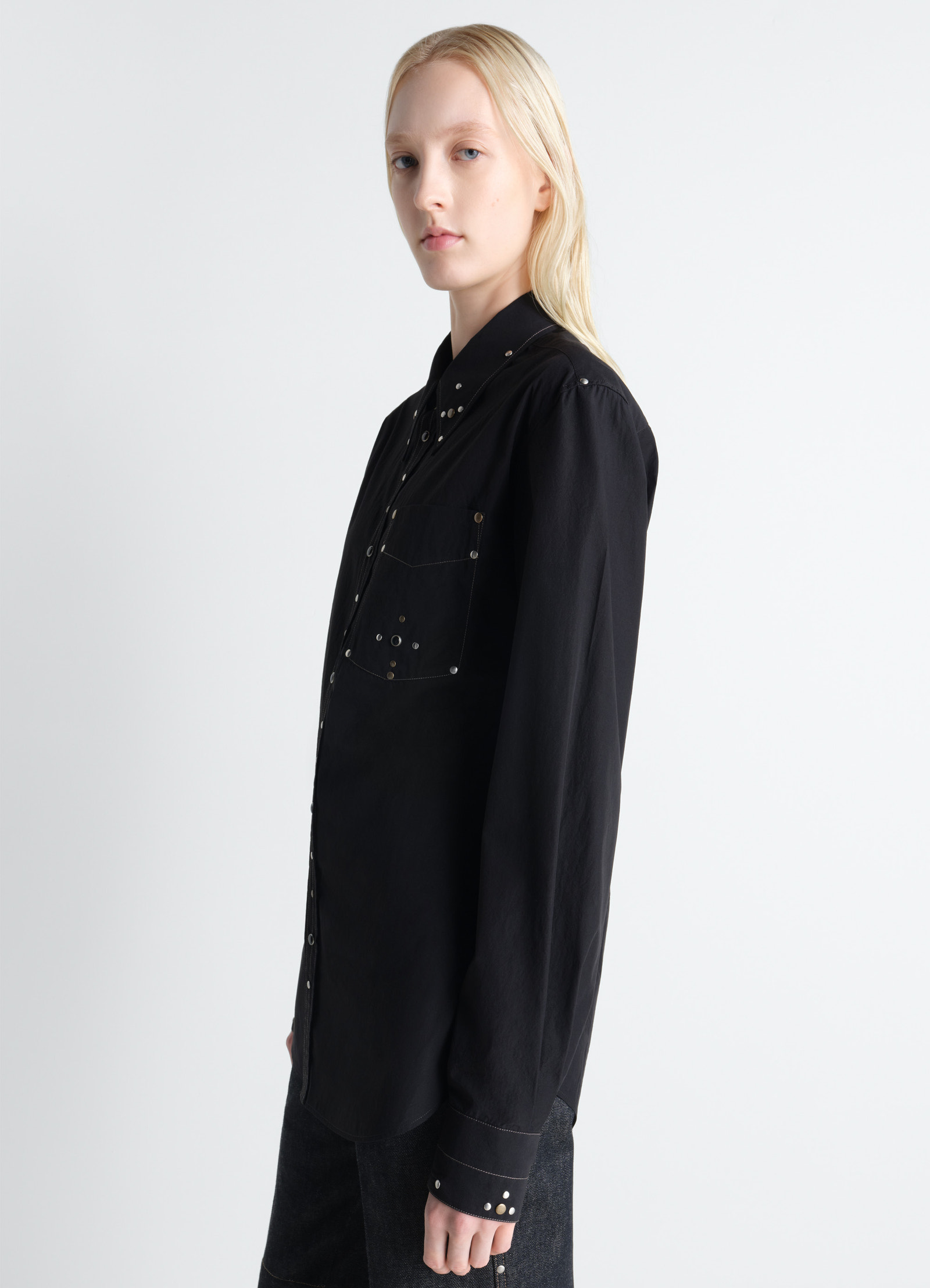 Fitted shirt with studs in black cotton crepe, model shot, side view studded cuffs