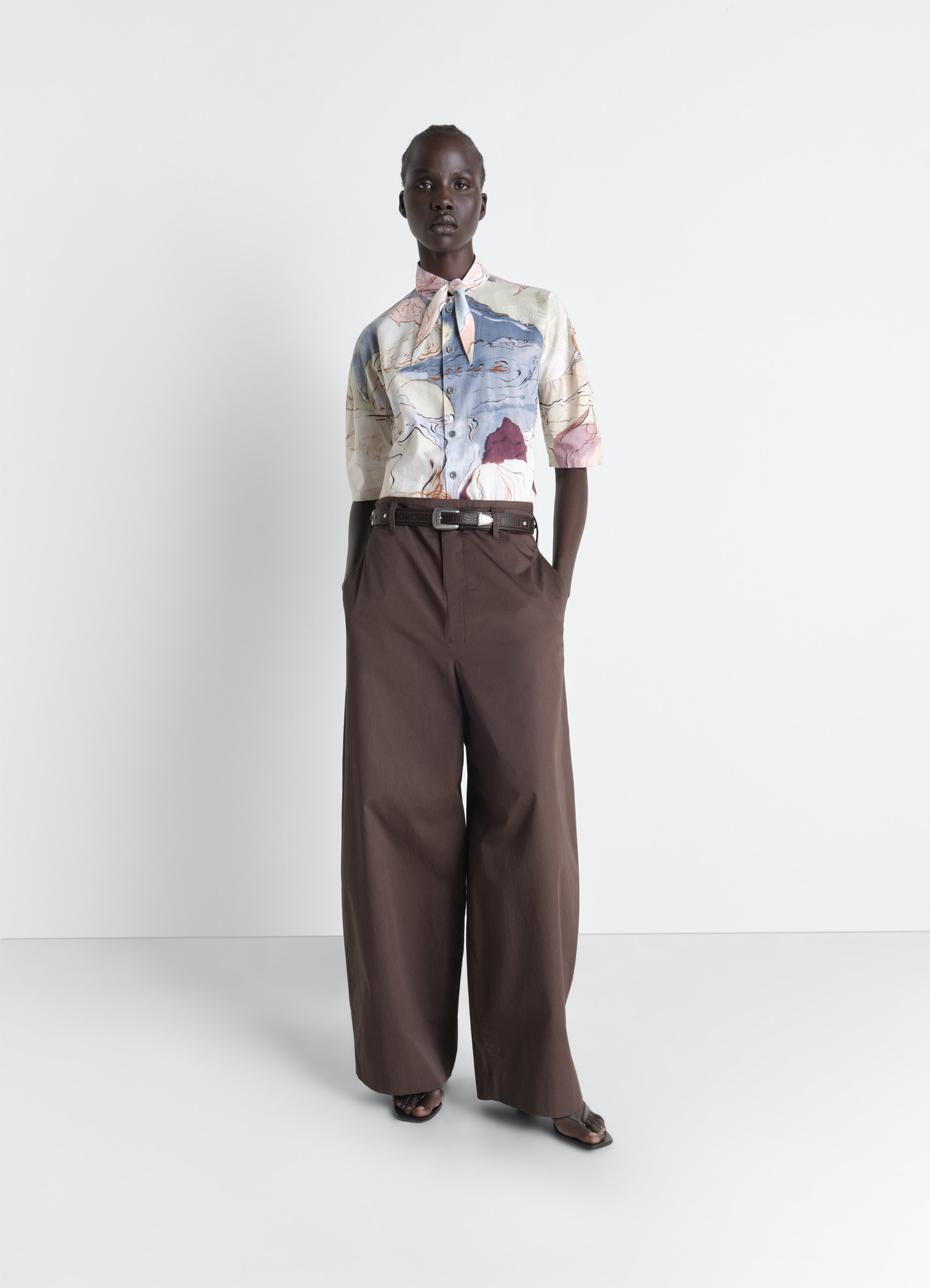 Short sleeve shirt with foulard in aquarel printed cotton, model shot, front view loose fit