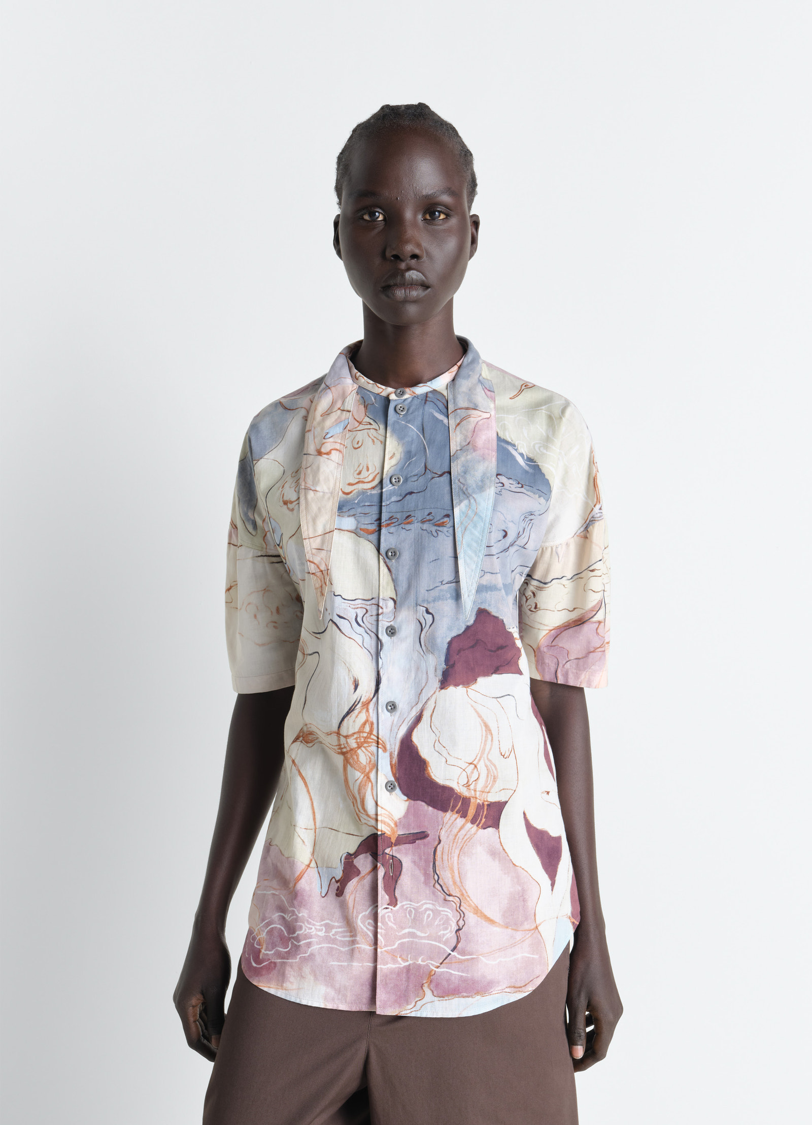 Short sleeve shirt with foulard in aquarel printed cotton, model shot, three-quarter view button-down front