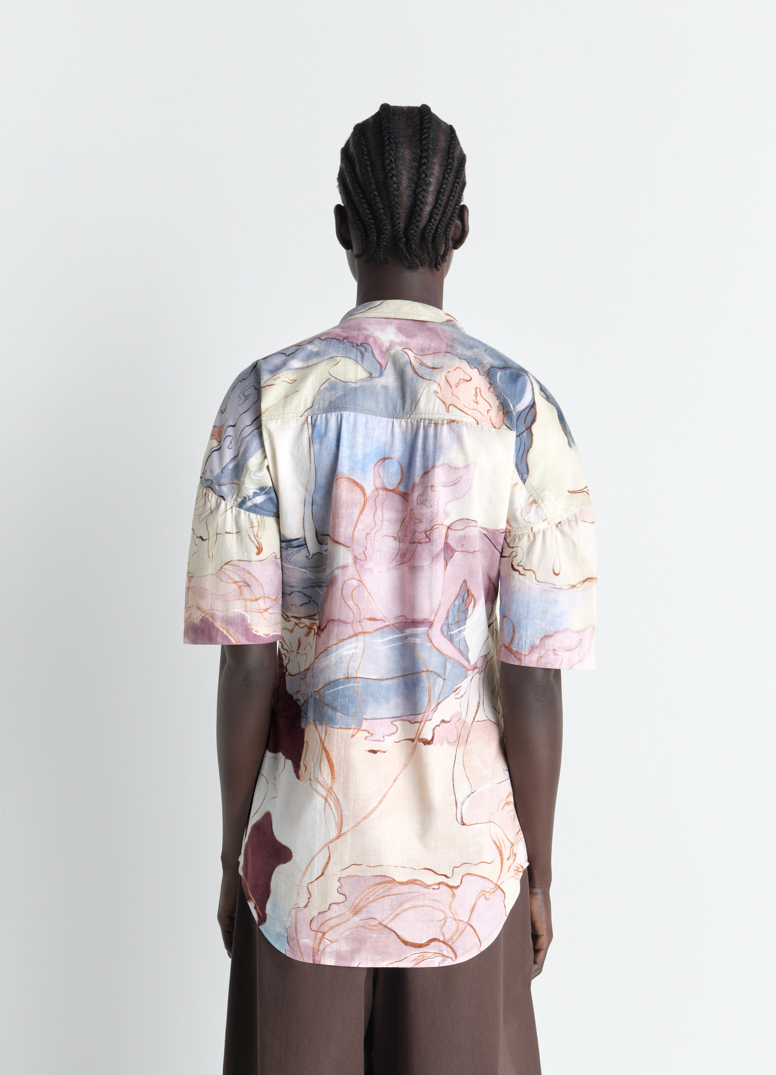 Short sleeve shirt with foulard in aquarel printed cotton, model shot, back view artistic print detail