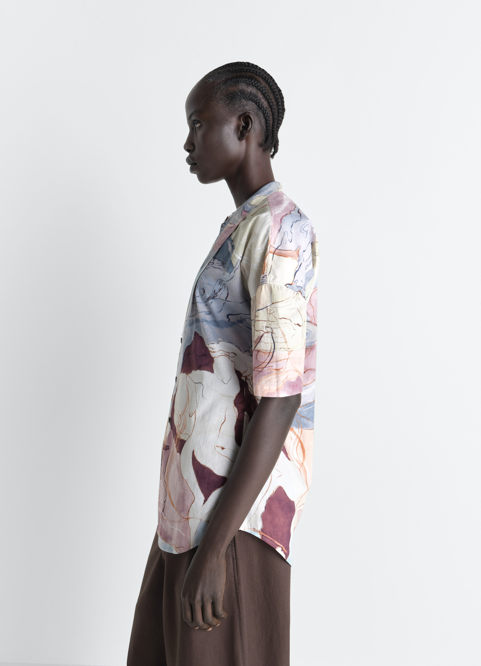Short sleeve shirt with foulard in aquarel printed cotton, model shot, profile view shirt tail hem