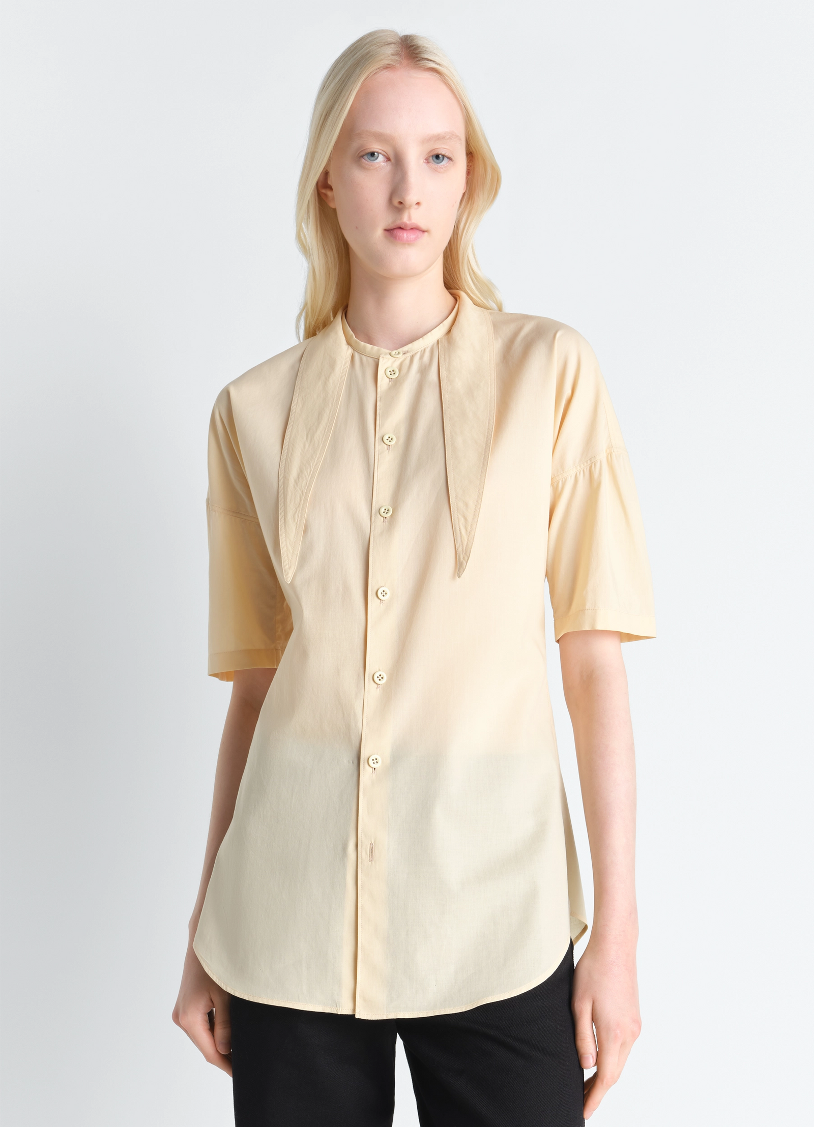 Short sleeve shirt with foulard in washed cotton muslin, model shot, front view integrated scarf detail