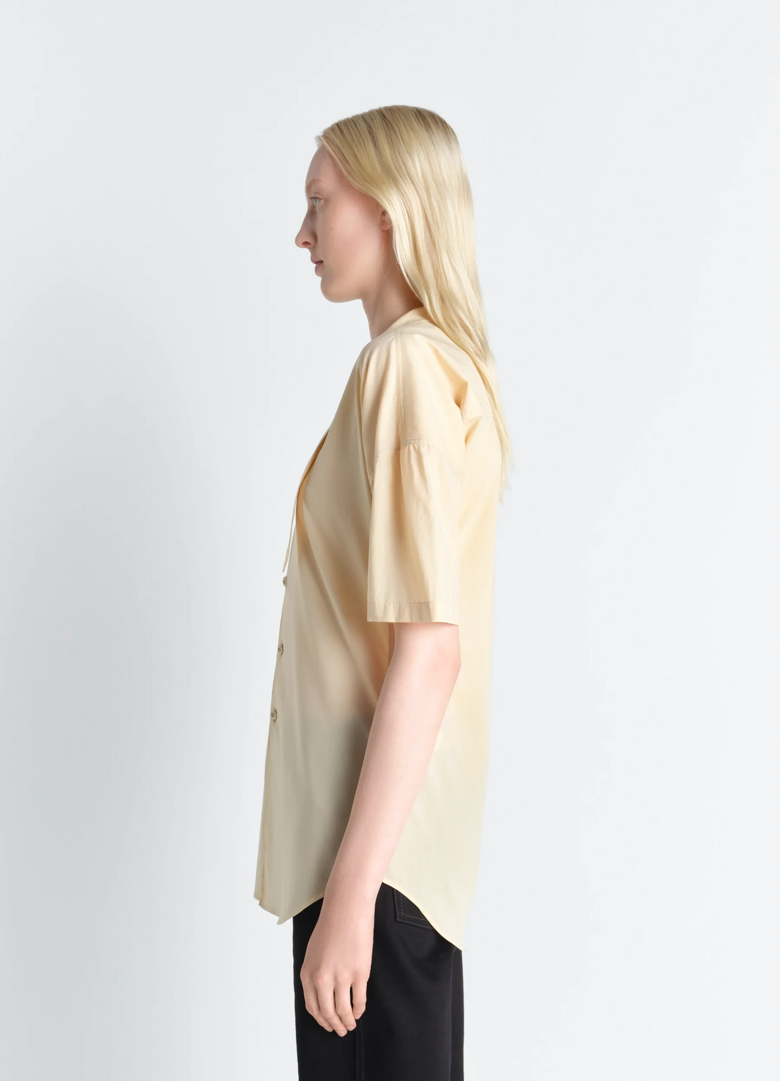 Short sleeve shirt with foulard in washed cotton muslin, model shot, side view curved hem
