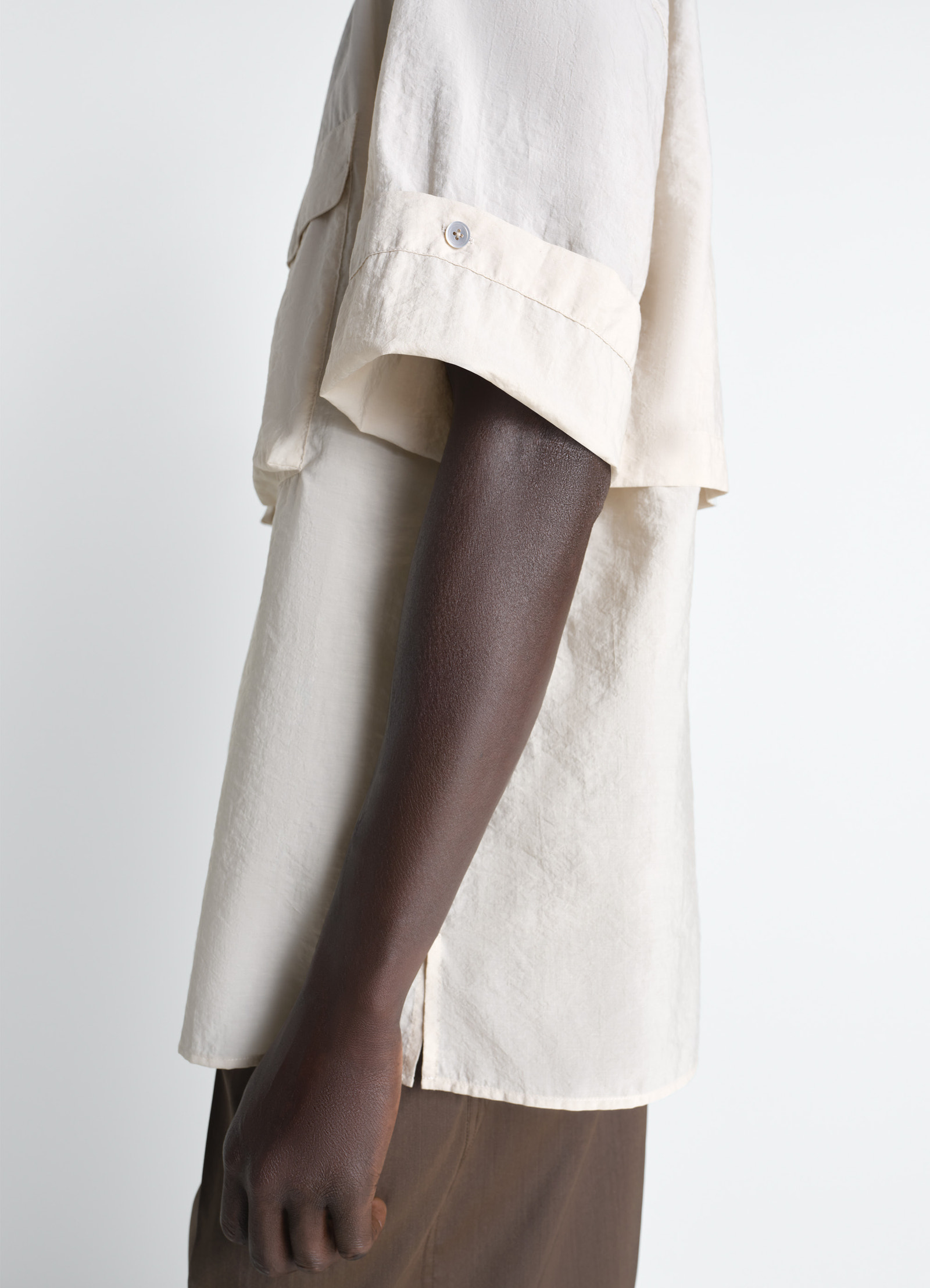 Short sleeve utility shirt in washed technical cotton, model shot, side view buttoned cuff detail