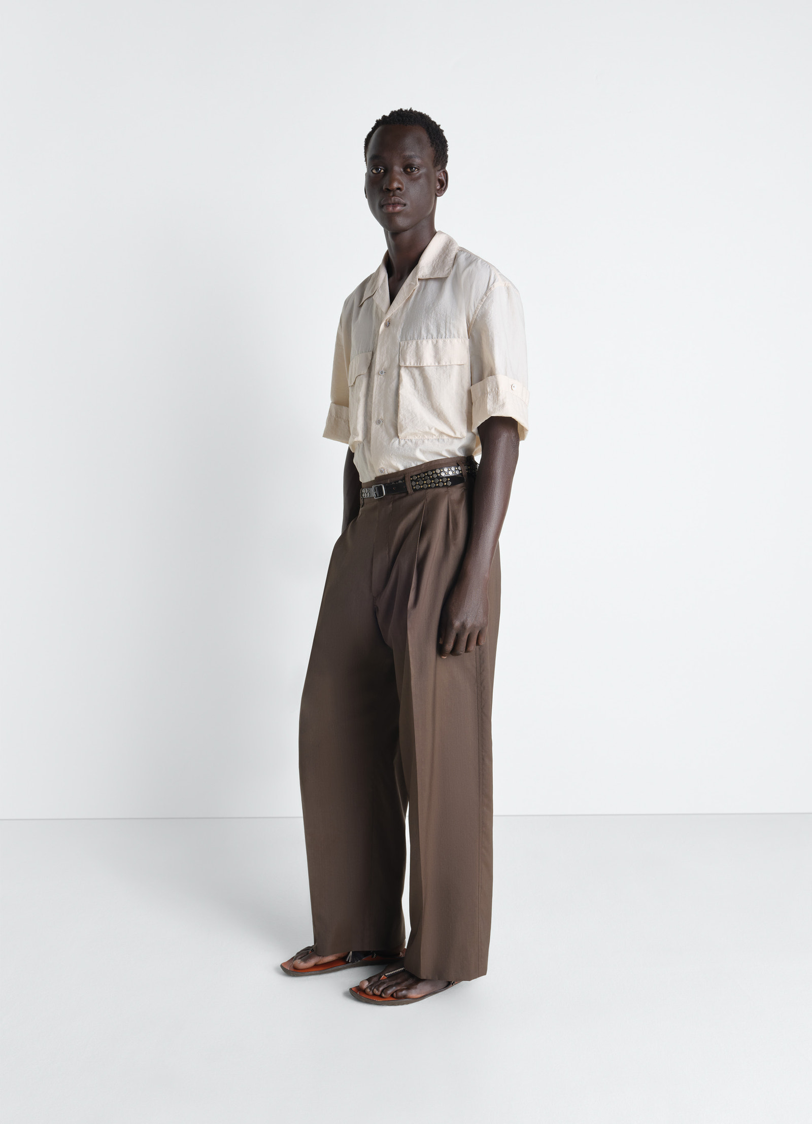 Short sleeve utility shirt in washed technical cotton, model shot, standing full body rolled sleeves with pleat