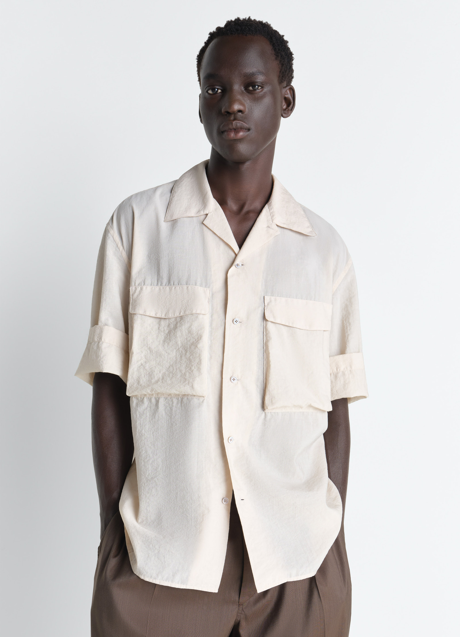 Short sleeve utility shirt in washed technical cotton, model shot, front view flap patch pockets
