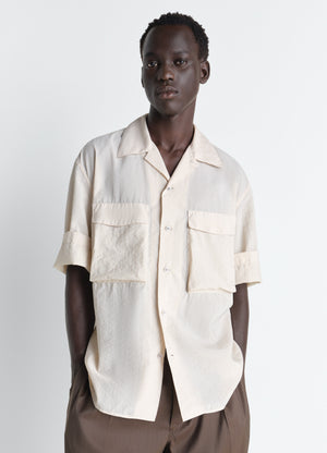 Short sleeve utility shirt in washed technical cotton, model shot, front view flap patch pockets