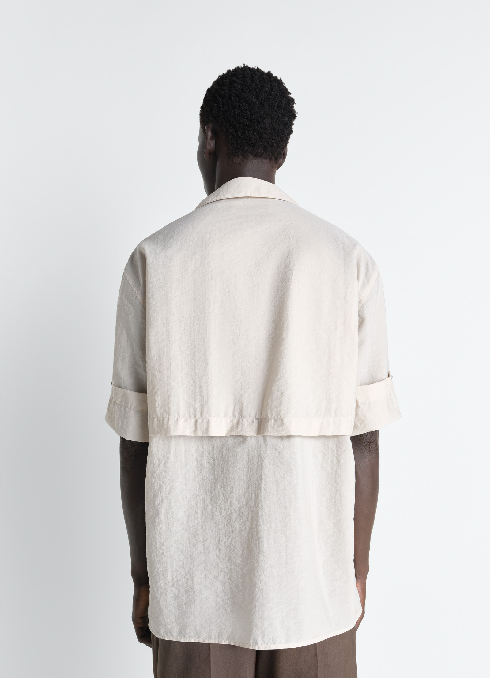 Short sleeve utility shirt in washed technical cotton, model shot, back view vented back yoke