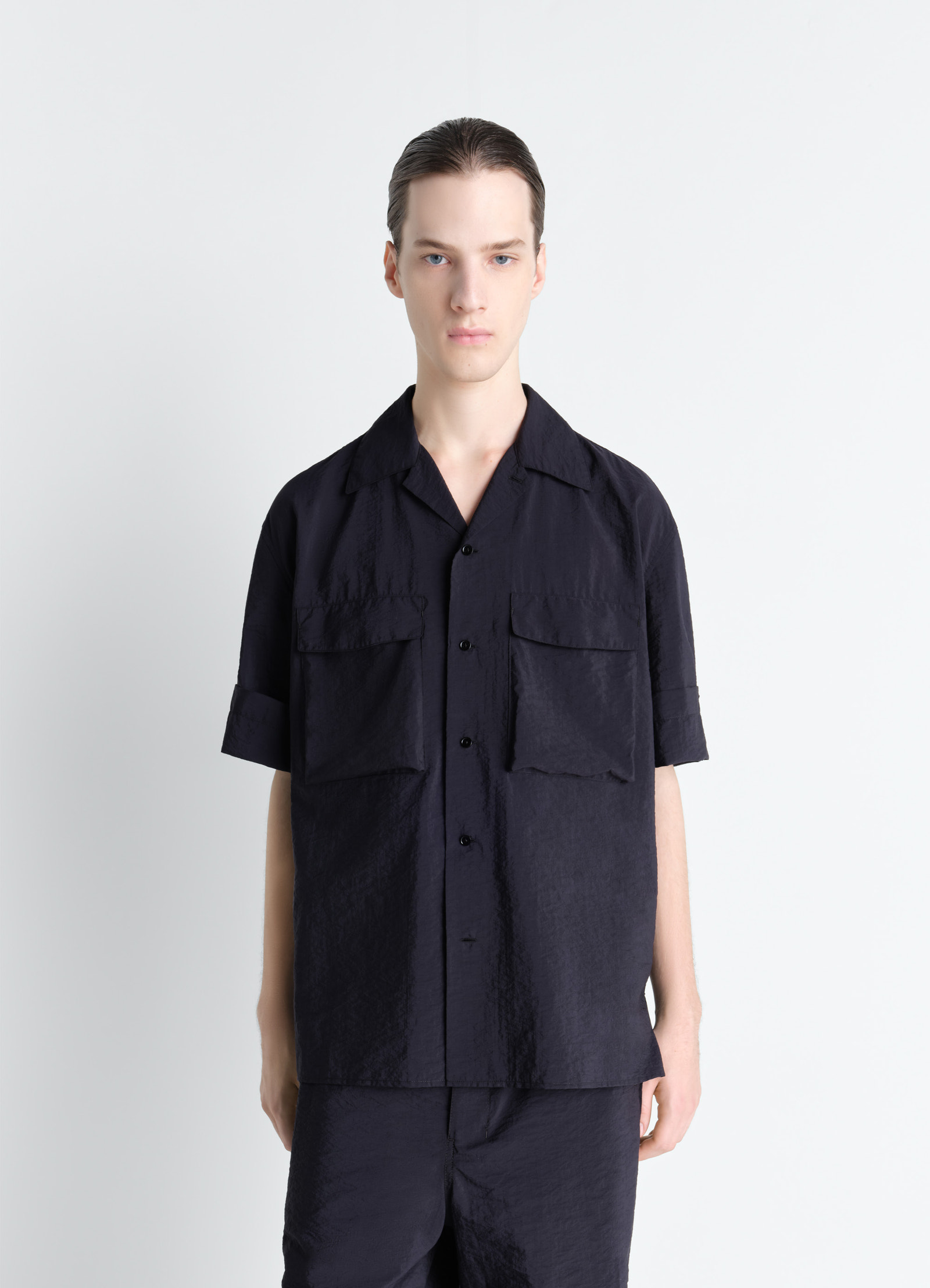 Short sleeve utility shirt in washed technical cotton, model shot, front view flap patch pockets