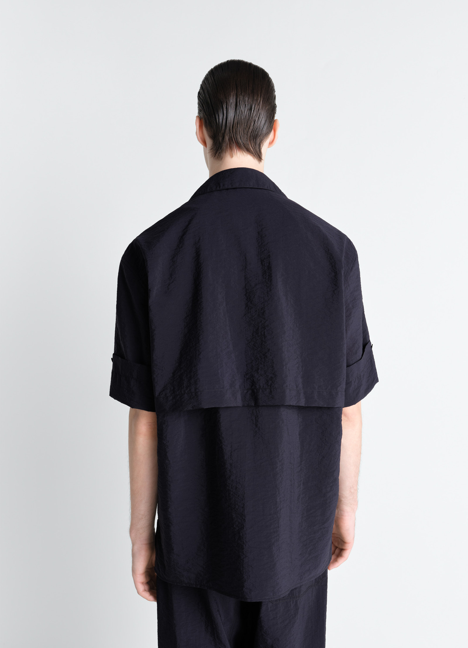 Short sleeve utility shirt in washed technical cotton, model shot, back view unseen yoke detail