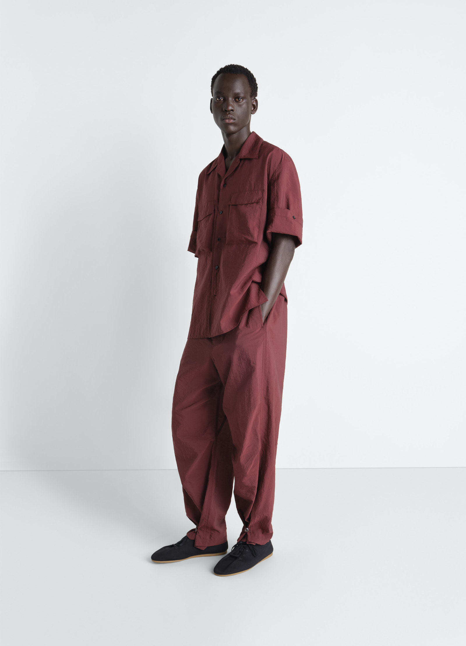 Short sleeve utility shirt in washed technical cotton, model shot, side profile view relaxed fit with rolled sleeves
