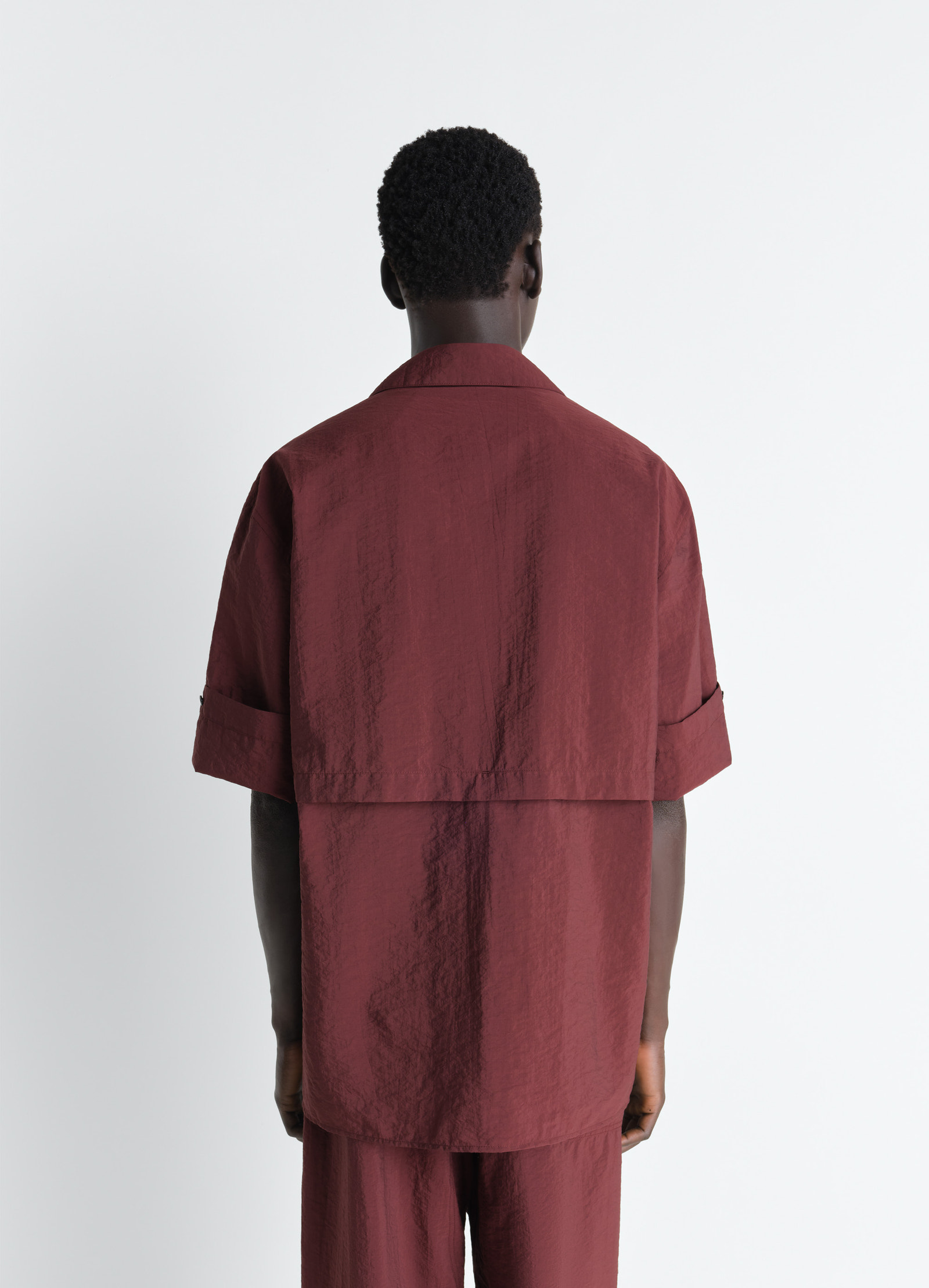 Short sleeve utility shirt in washed technical cotton, model shot, back view straight hem detail