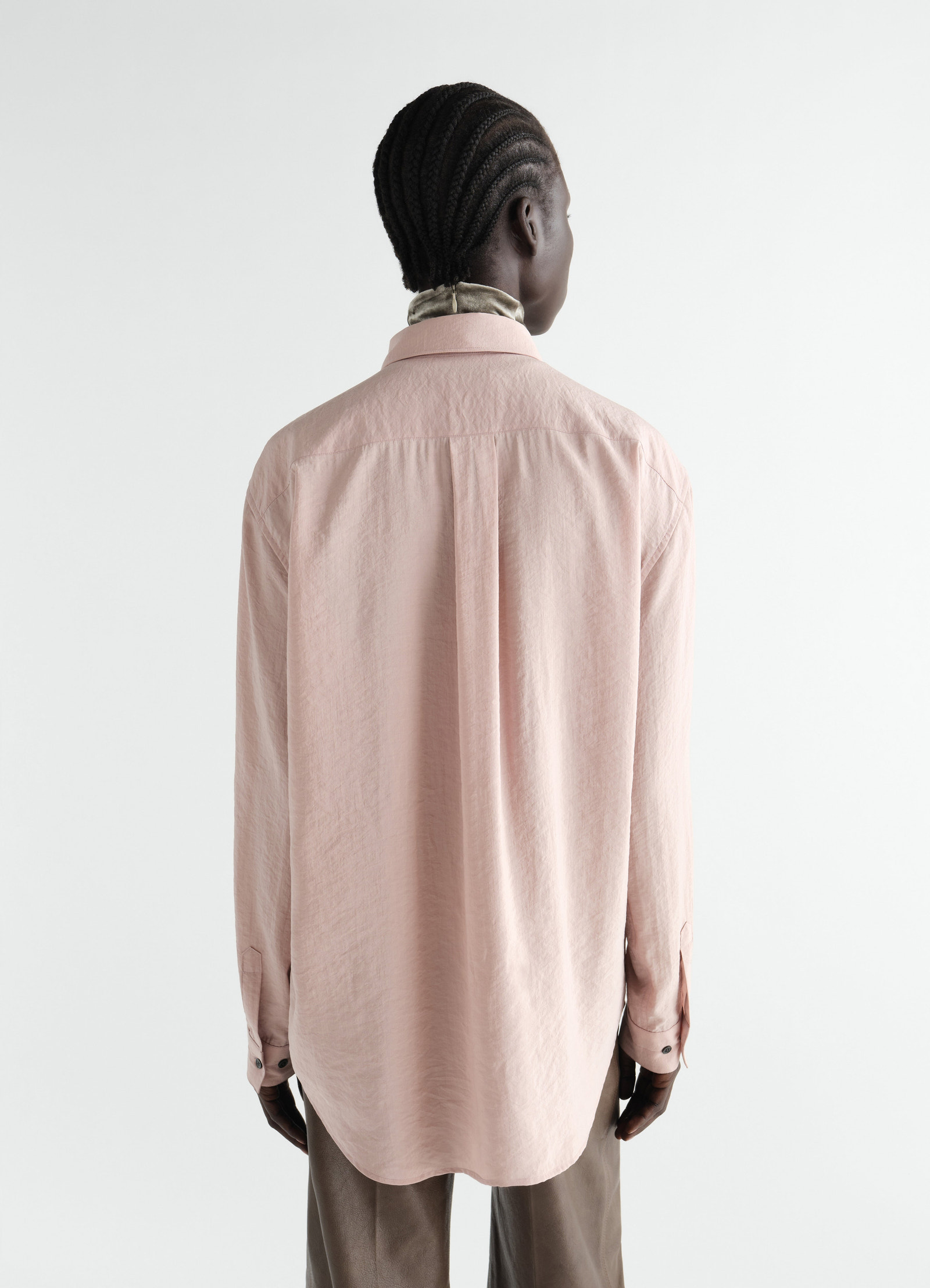 Straight shirt in dry silk light pink cotton back view worn by model lemaire