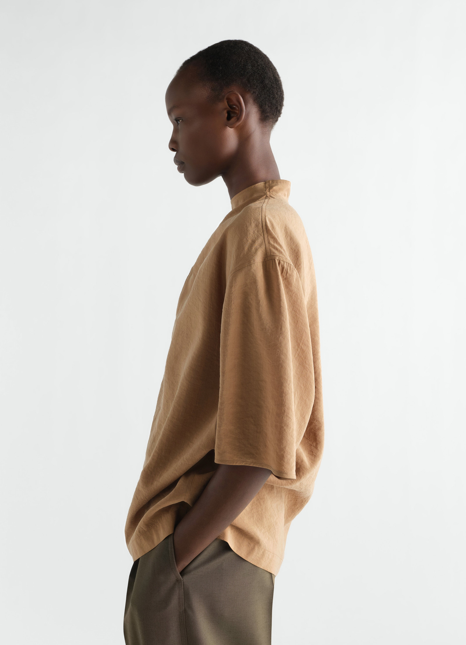 Soft collar top in dry silk
