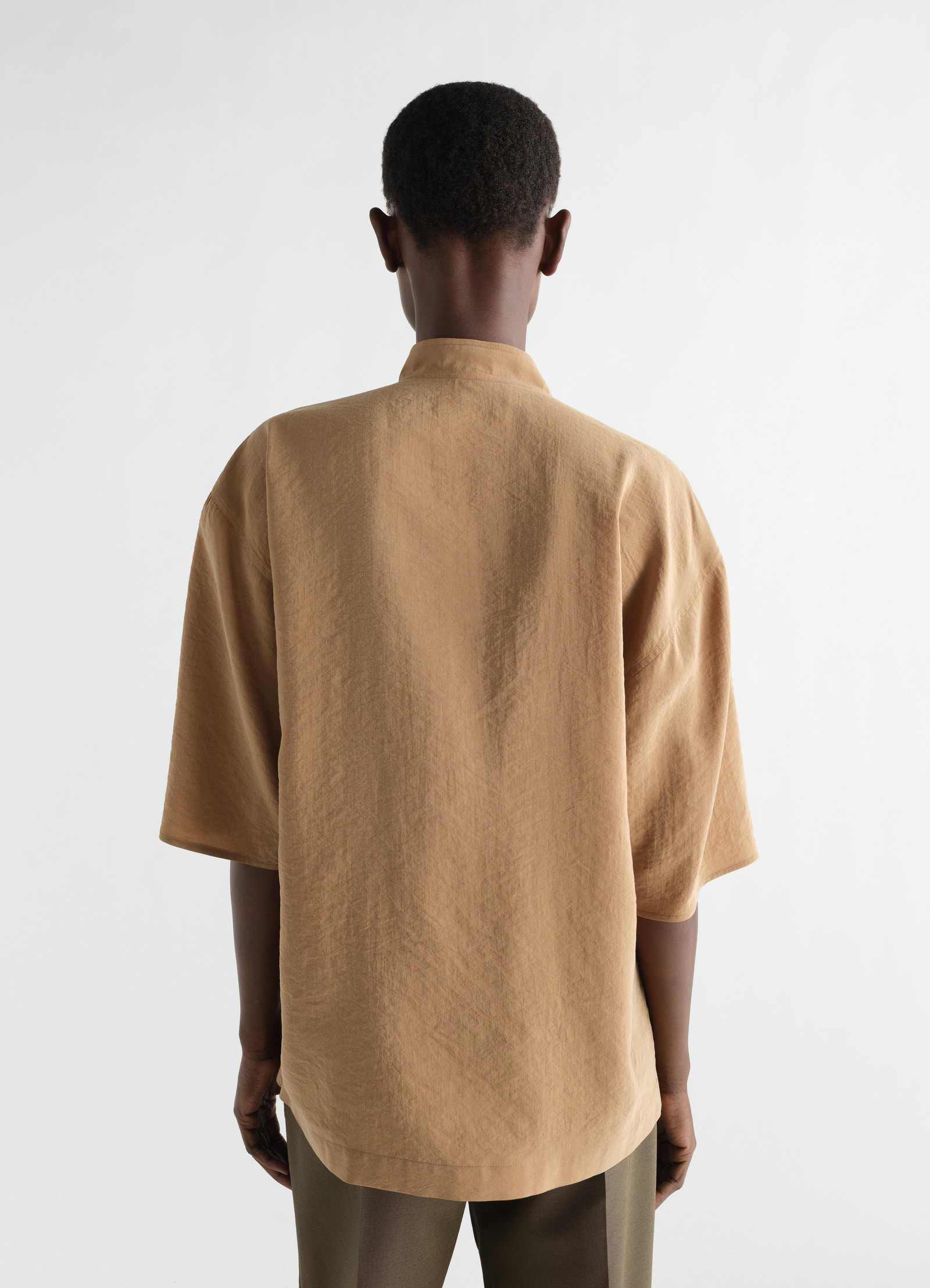 Soft collar top in dry silk