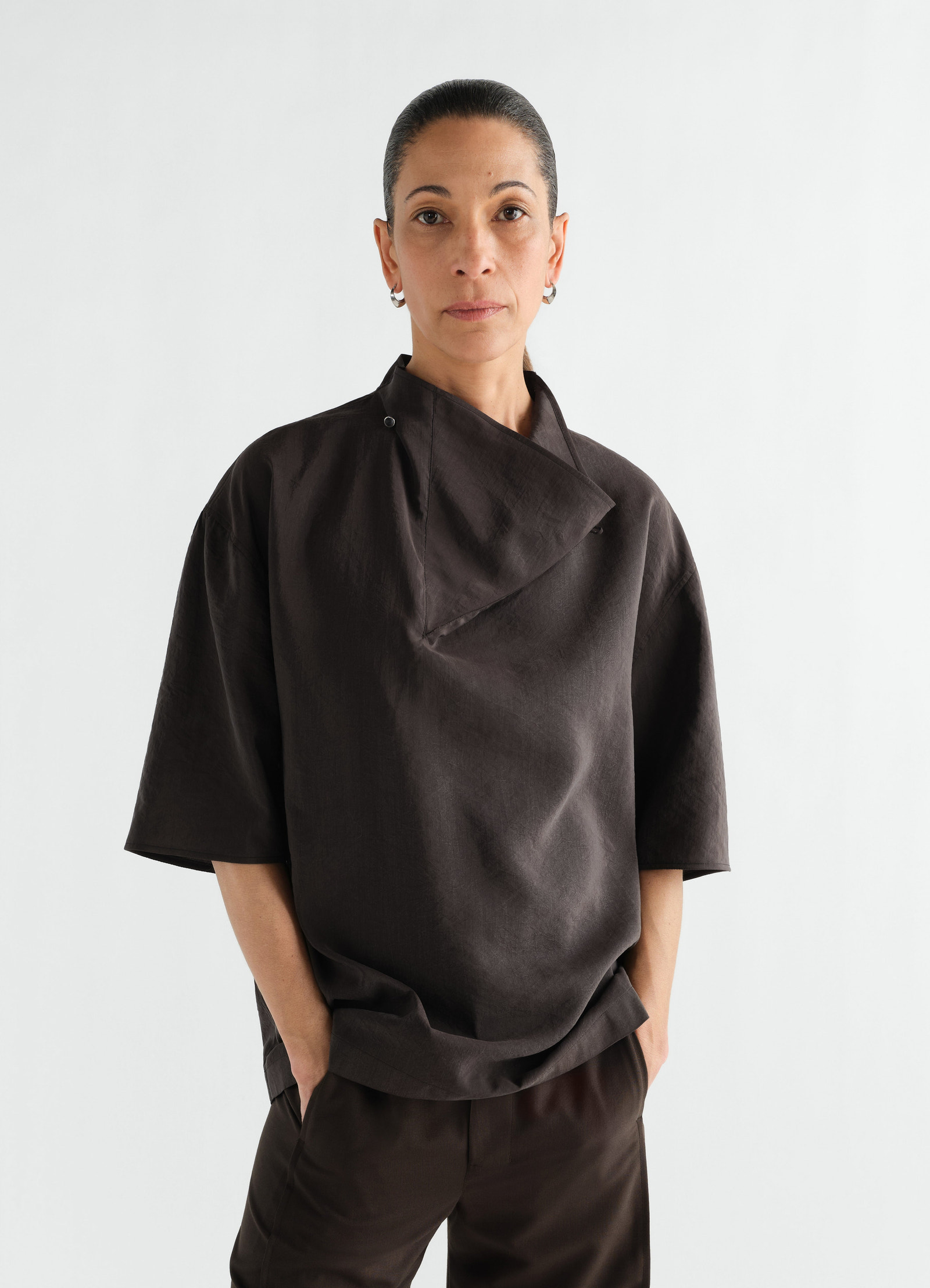 Soft collar top in dry silk