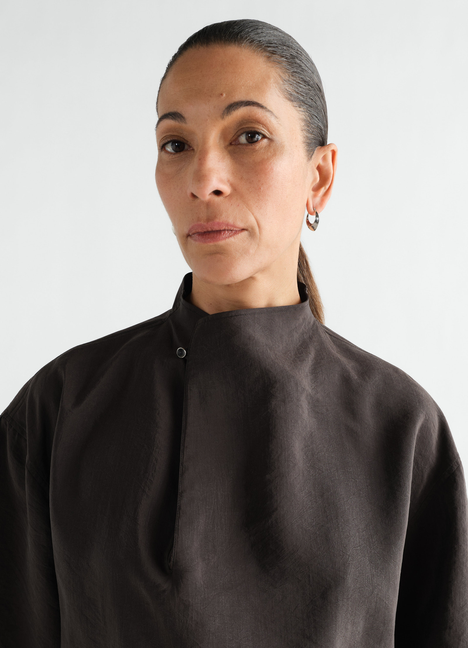 Soft collar top in dry silk