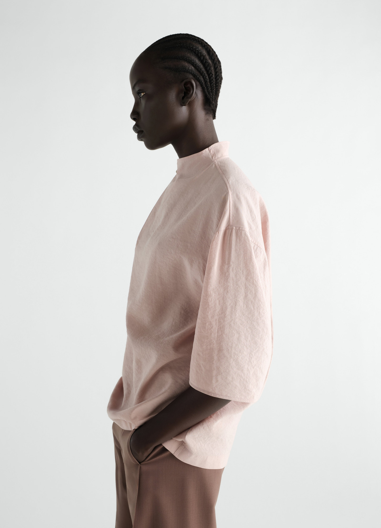 Soft collar top in dry silk