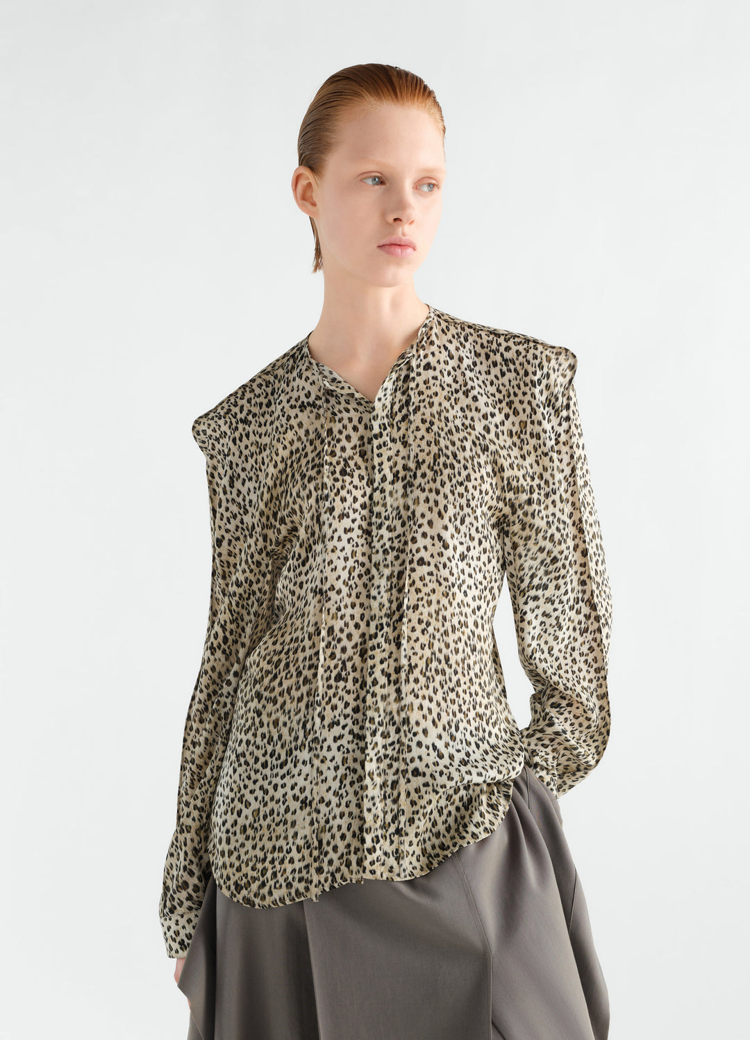 Blouse à superposition en viscose imprimée leopard, coloris beige, porté par un mannequin, vue de face, motif imprimé visible