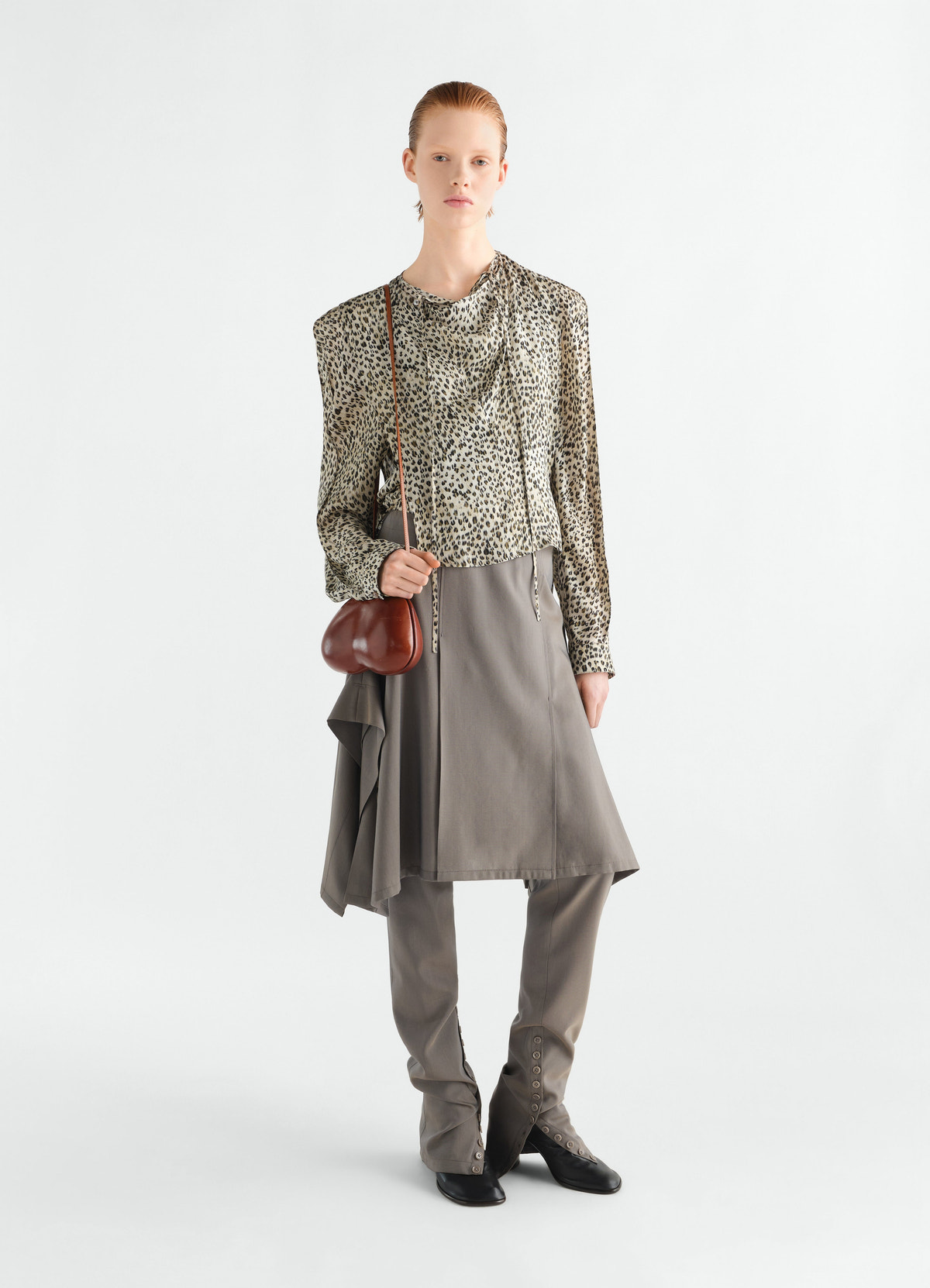 Bluse mit lagen aus viskose mit leoparden-print, in braun, von einem model getragen, print sichtbar
