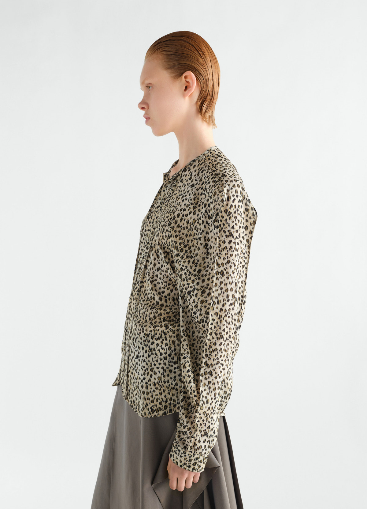 Bluse mit lagen aus viskose mit leoparden-print, in beige, von einem model getragen, seitenansicht, print sichtbar